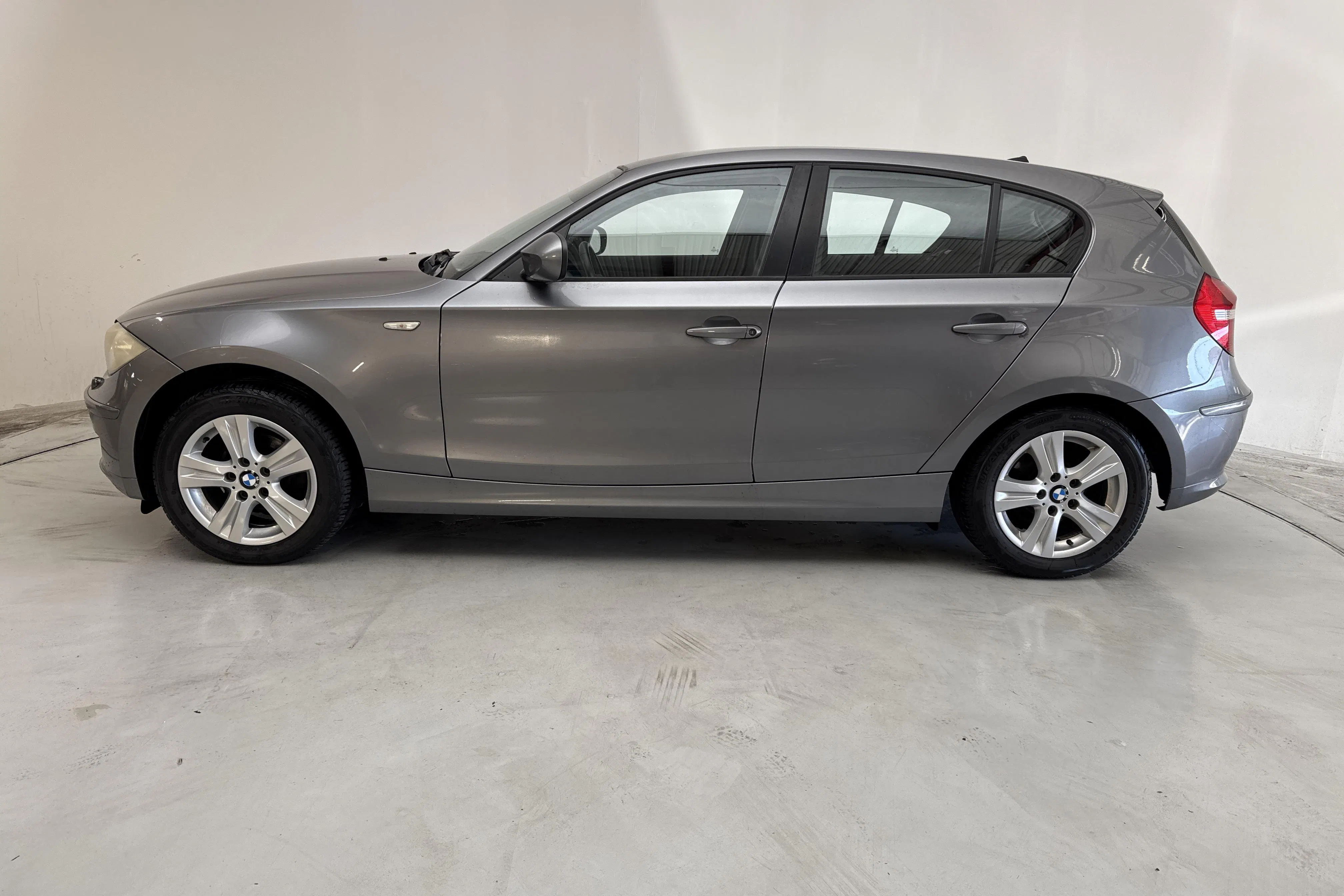 Presentationsfoto 2 av 12: BMW 116d 5dr, E87 (116hk) - 15 364 mil - Manuell - grå - 2010