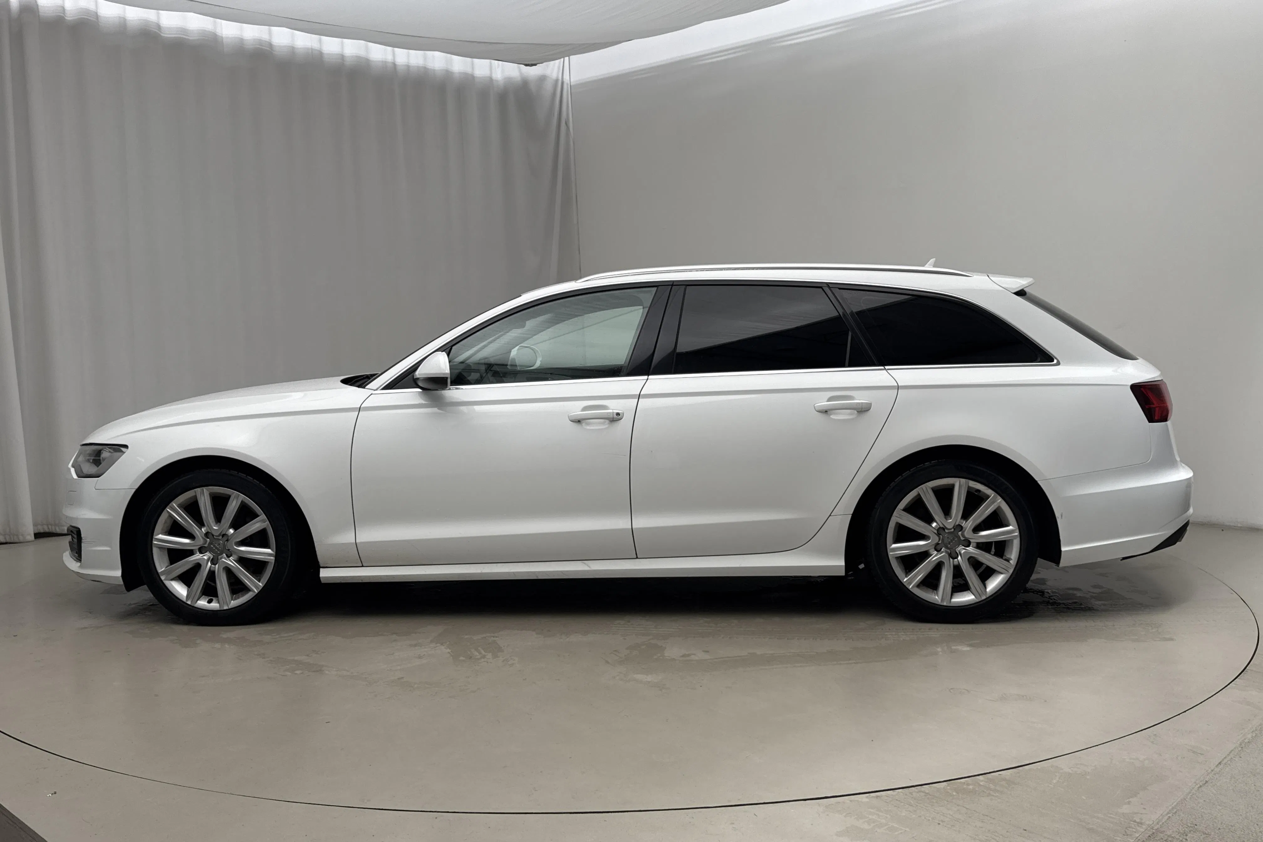 Presentationsfoto 2 av 12: Audi A6 2.0 TDI Avant (190hk) - 16 557 mil - Automat - vit - 2015