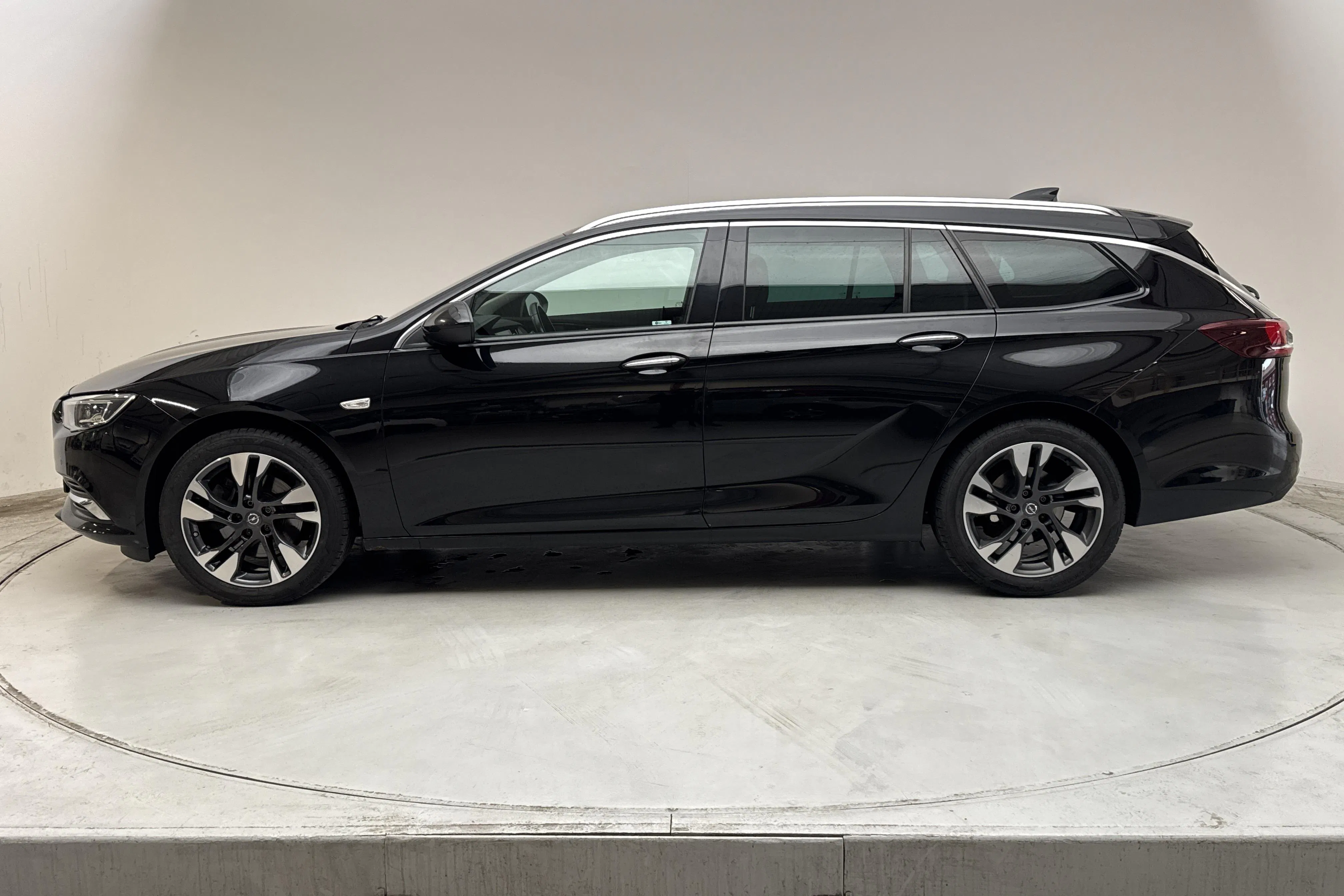 Presentationsfoto 2 av 13: Opel Insignia 1.5 Turbo Sports Tourer (165hk) - 18 801 mil - Manuell - svart - 2018