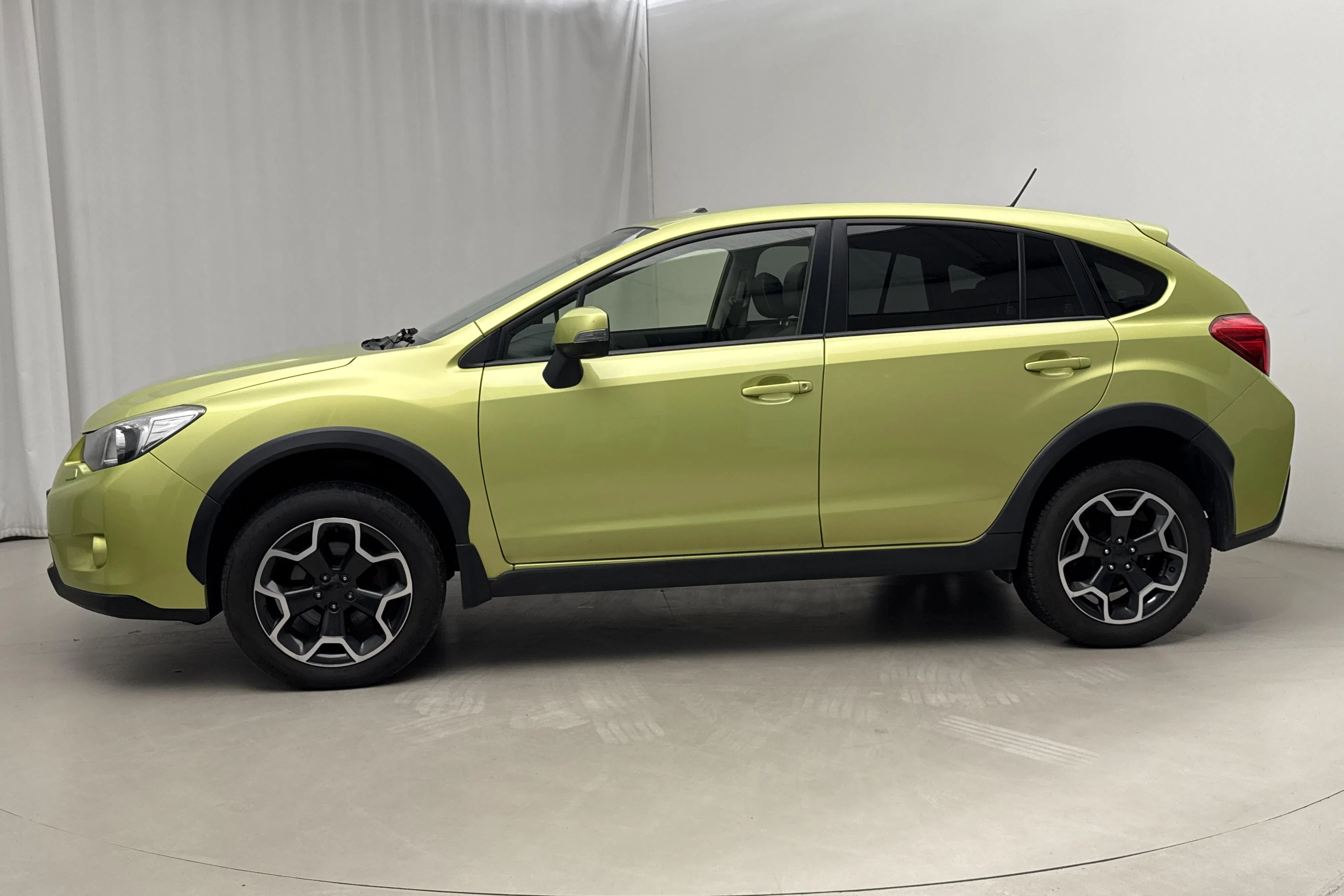 Presentationsfoto 2 av 18: Subaru XV 2.0D (147hk) - 12 822 mil - Manuell - grön - 2014
