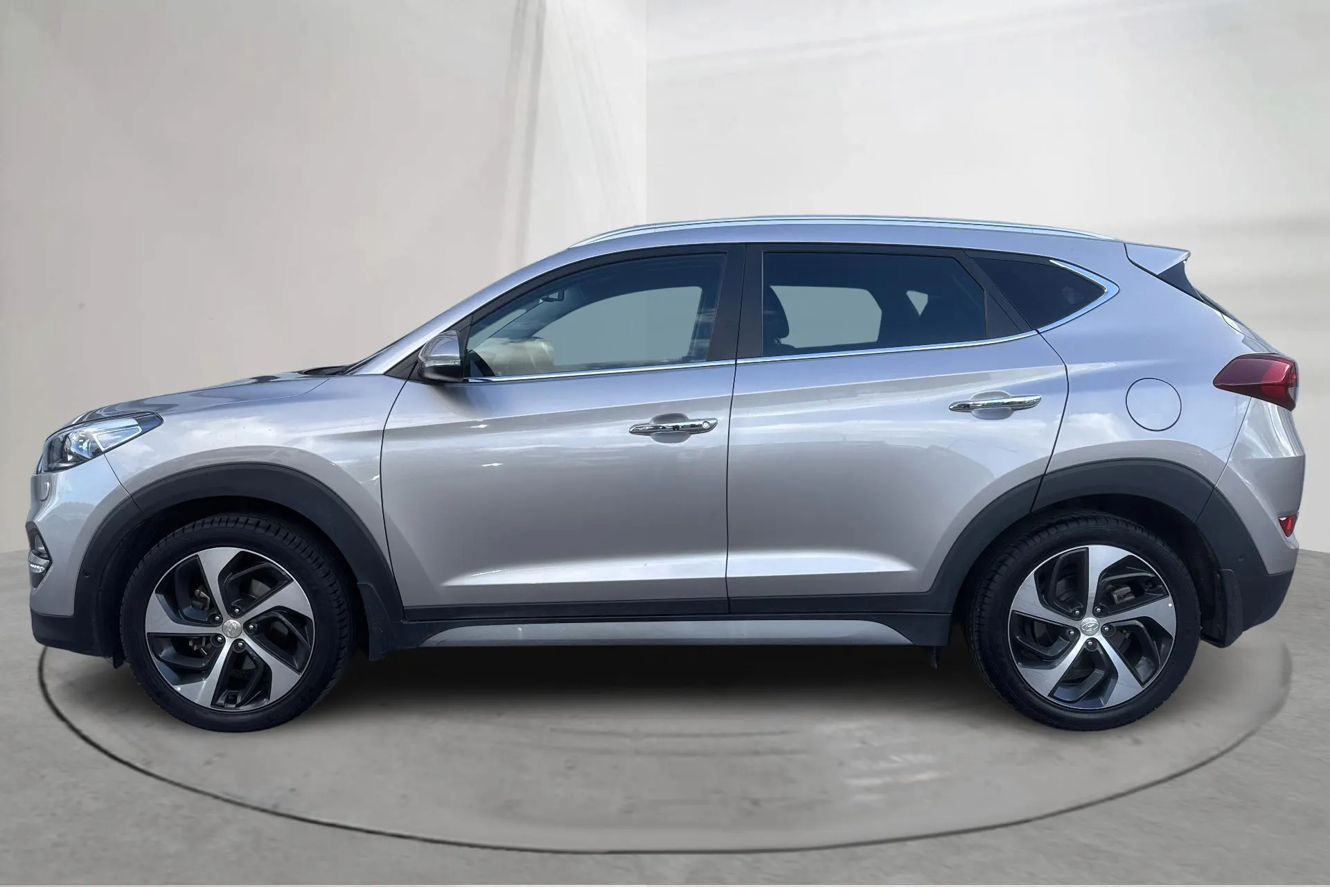 Presentationsfoto 2 av 17: Hyundai Tucson 1.6 T-GDI 4WD (177hk) - 4 097 mil - Automat - Ljusbrun - 2018