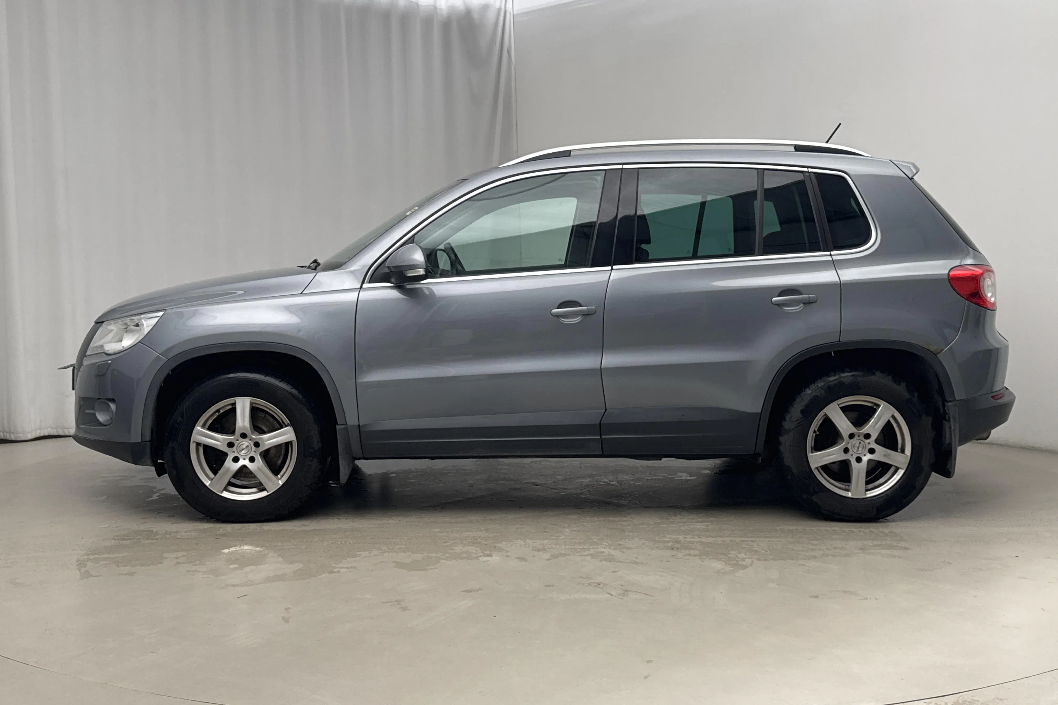Presentationsfoto 2 av 13: VW Tiguan 2.0 TDI (170hk) - 25 683 mil - Manuell - Mörkgrå - 2010