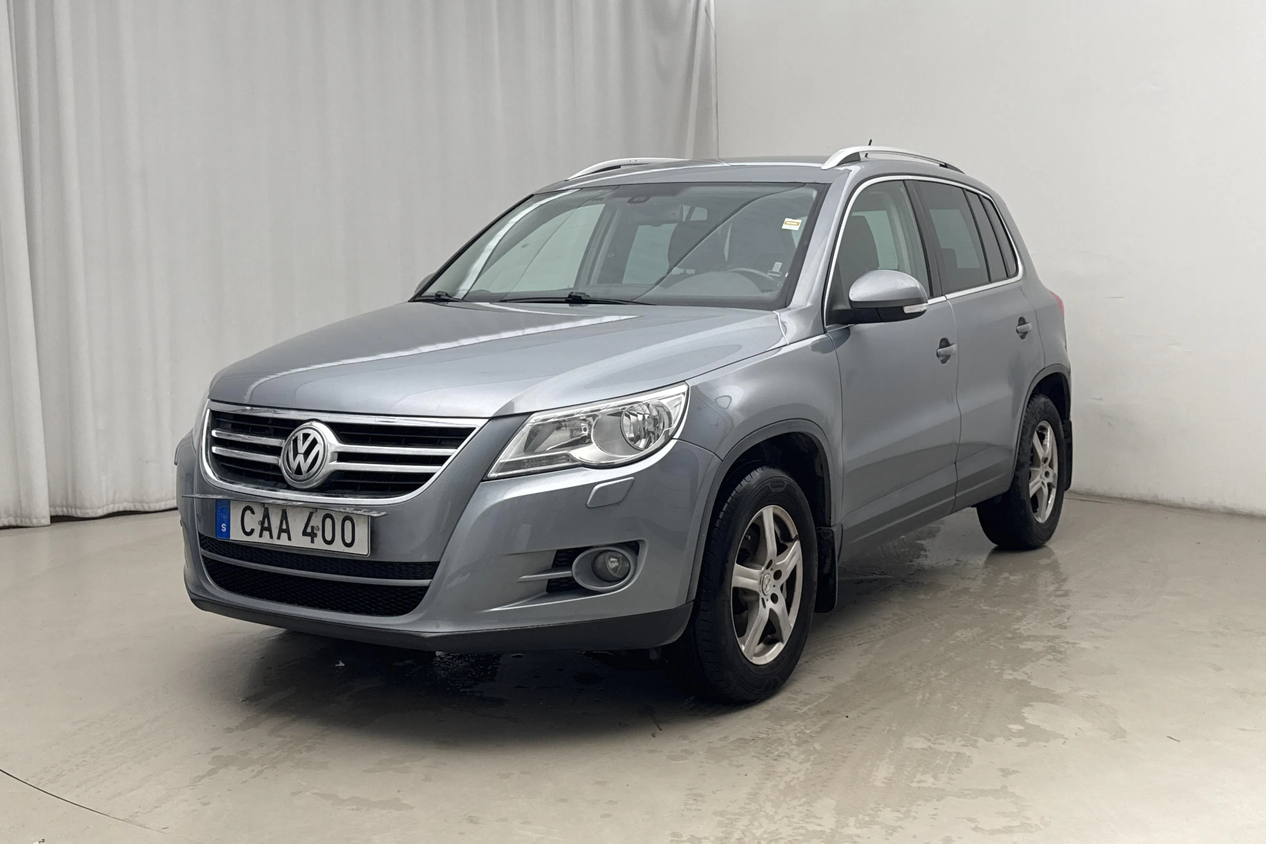 Presentationsfoto 1 av 13: VW Tiguan 2.0 TDI (170hk) - 25 683 mil - Manuell - Mörkgrå - 2010