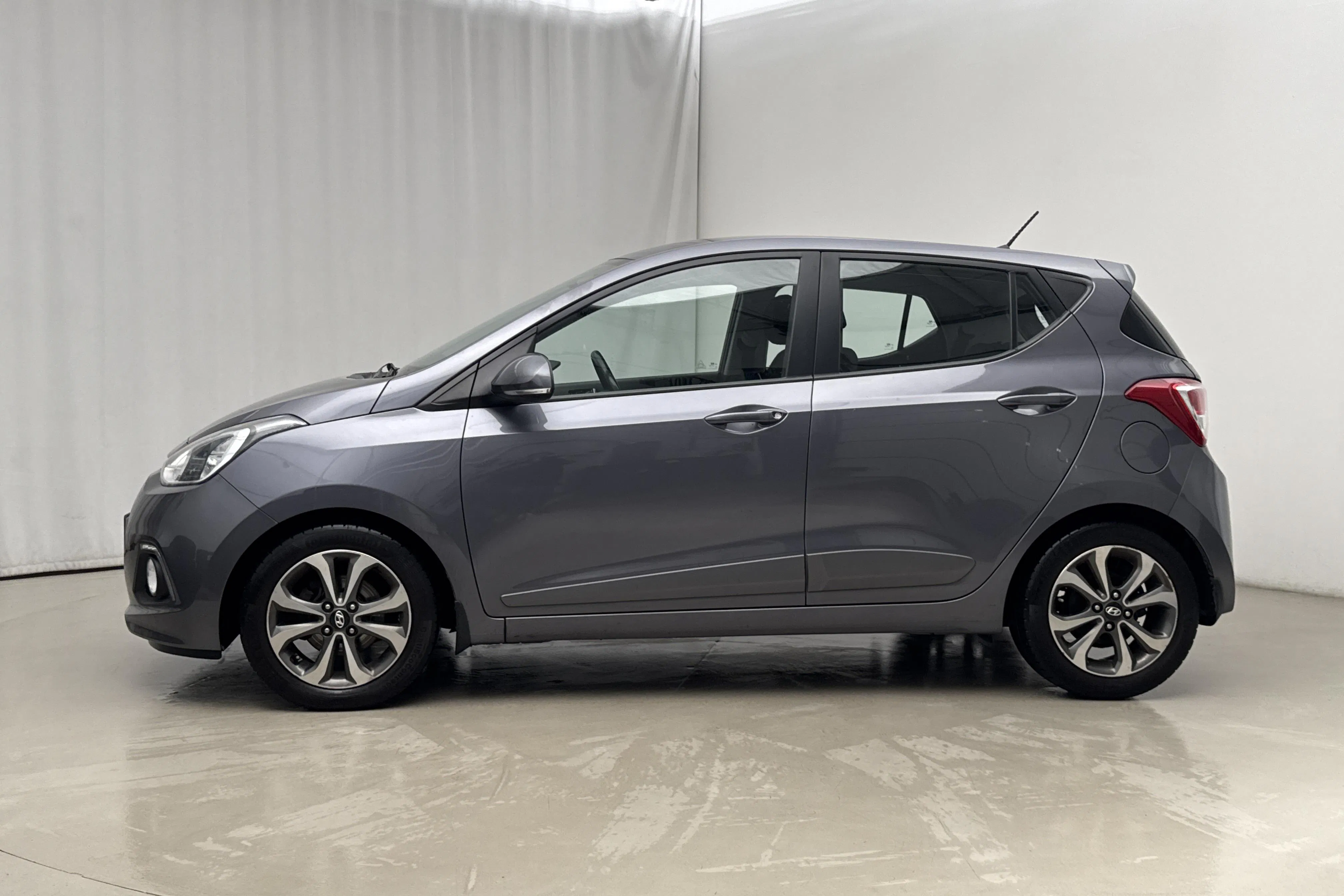 Presentationsfoto 2 av 15: Hyundai i10 1.2 (87hk) - 5 713 mil - Manuell - Mörkgrå - 2015