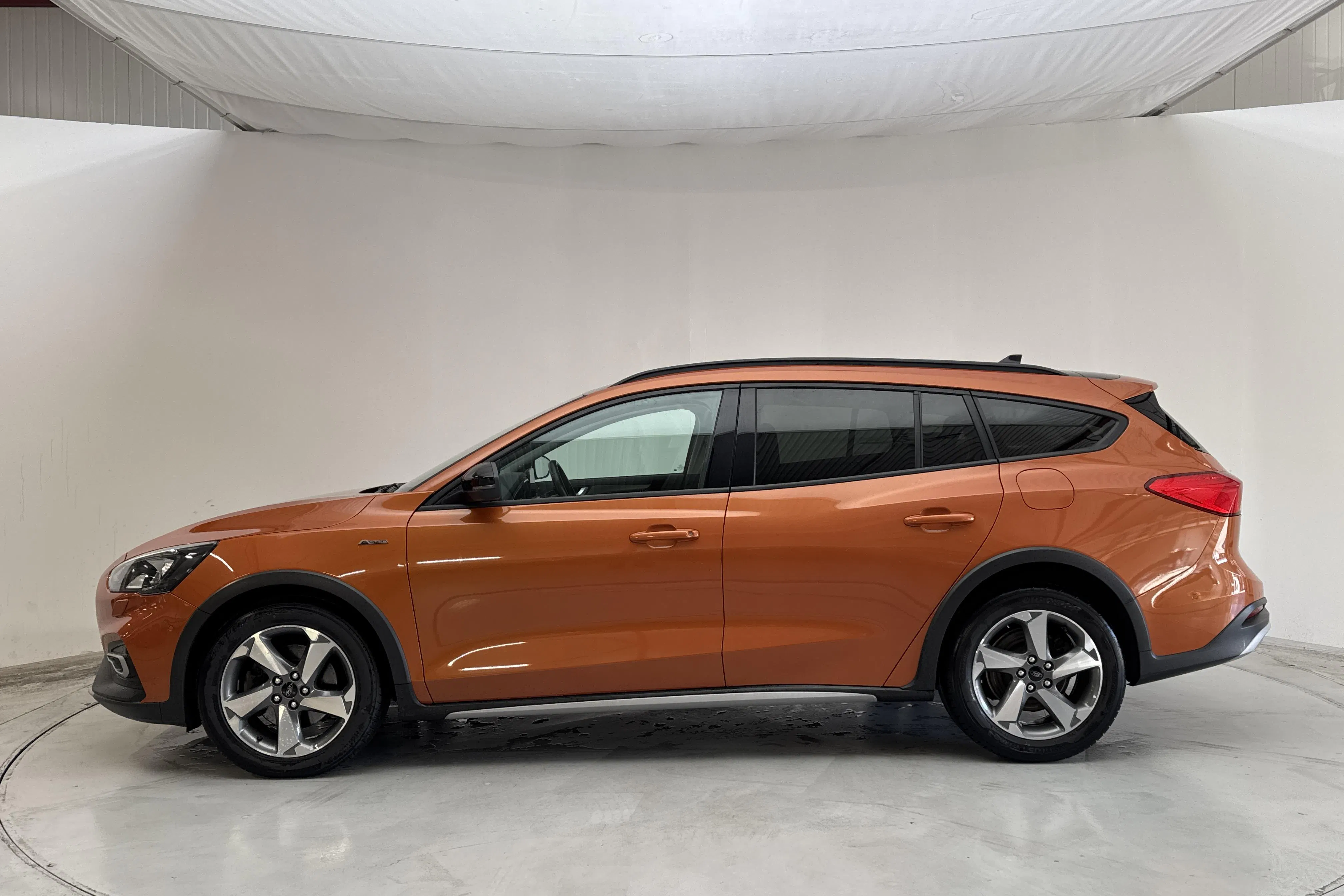 Presentationsfoto 2 av 13: Ford Focus Active 1.0 EcoBoost Kombi (125hk) - 6 163 mil - Automat - orange - 2019