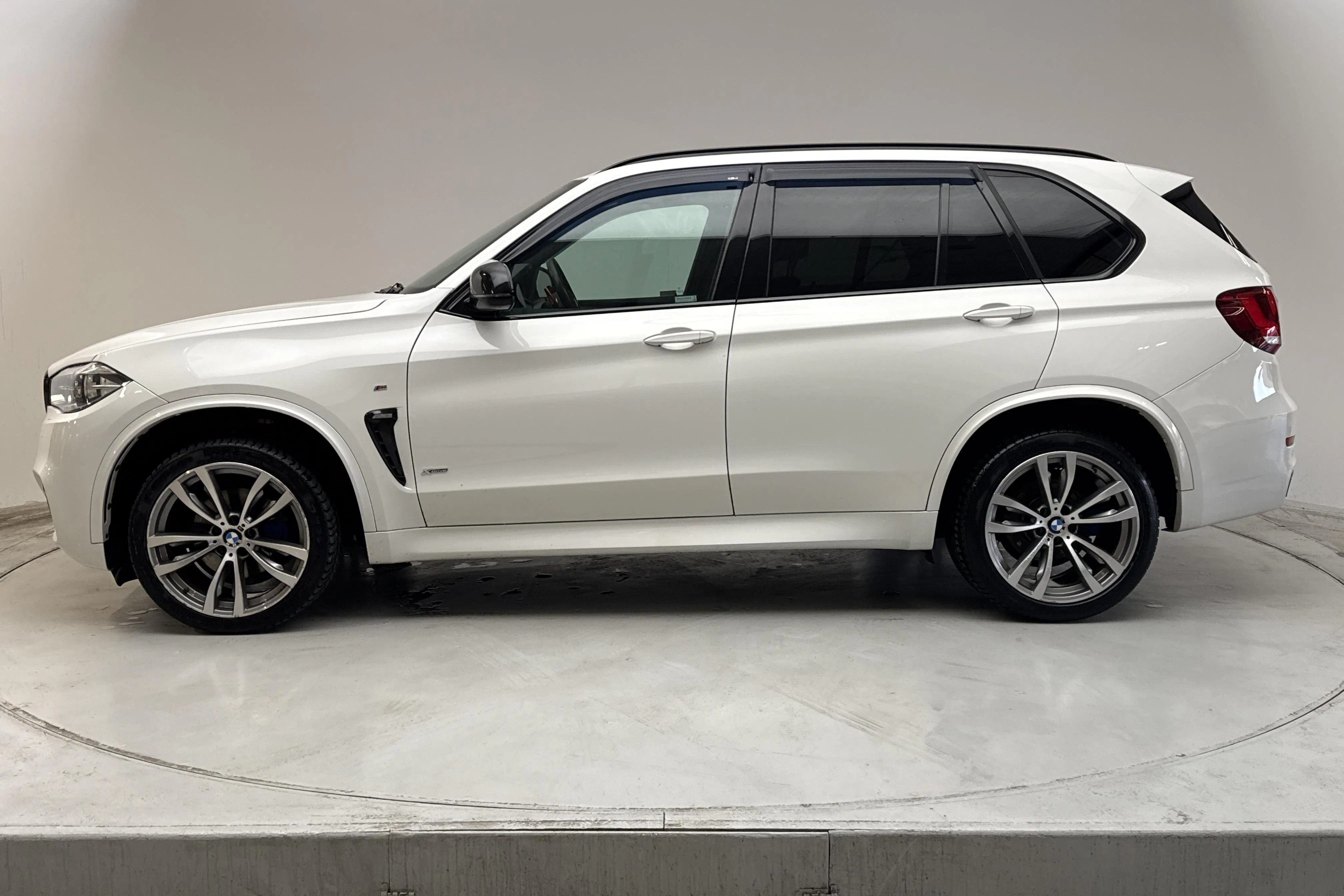 Presentationsfoto 2 av 18: BMW X5 xDrive30d, F15 (258hk) - 20 744 mil - Automat - vit - 2017