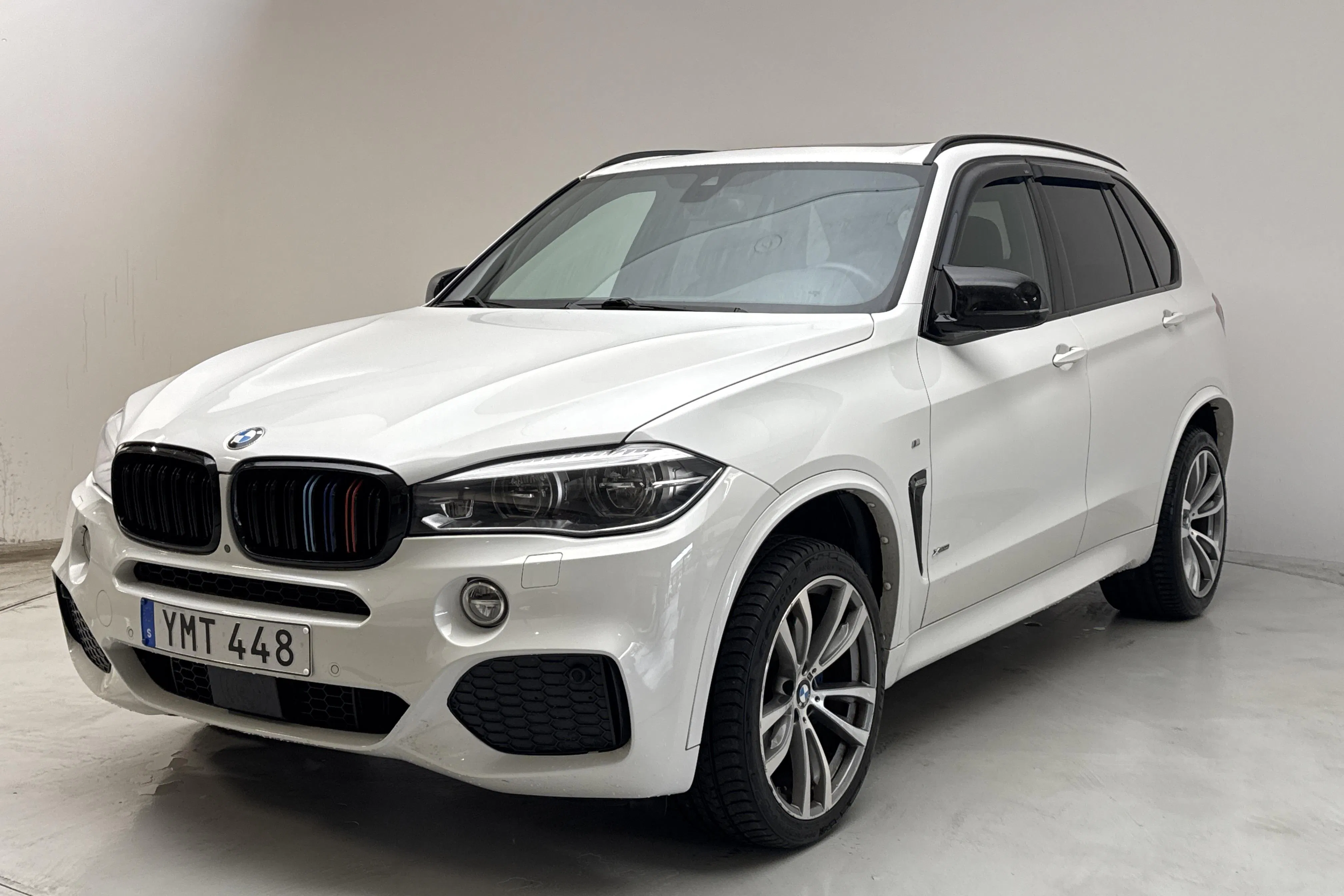Presentationsfoto 1 av 18: BMW X5 xDrive30d, F15 (258hk) - 20 744 mil - Automat - vit - 2017