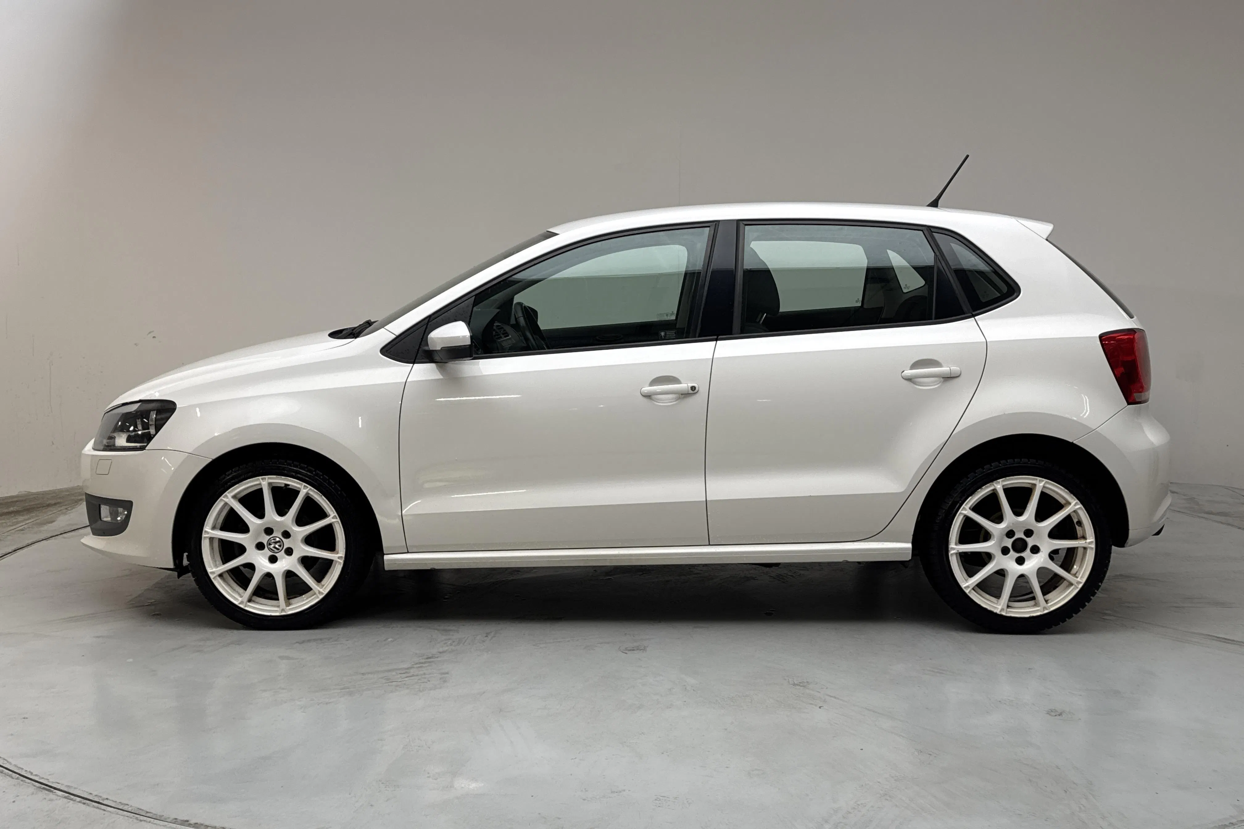 Presentationsfoto 2 av 11: VW Polo 1.2 TSI 5dr (90hk) - 18 963 mil - Manuell - vit - 2012
