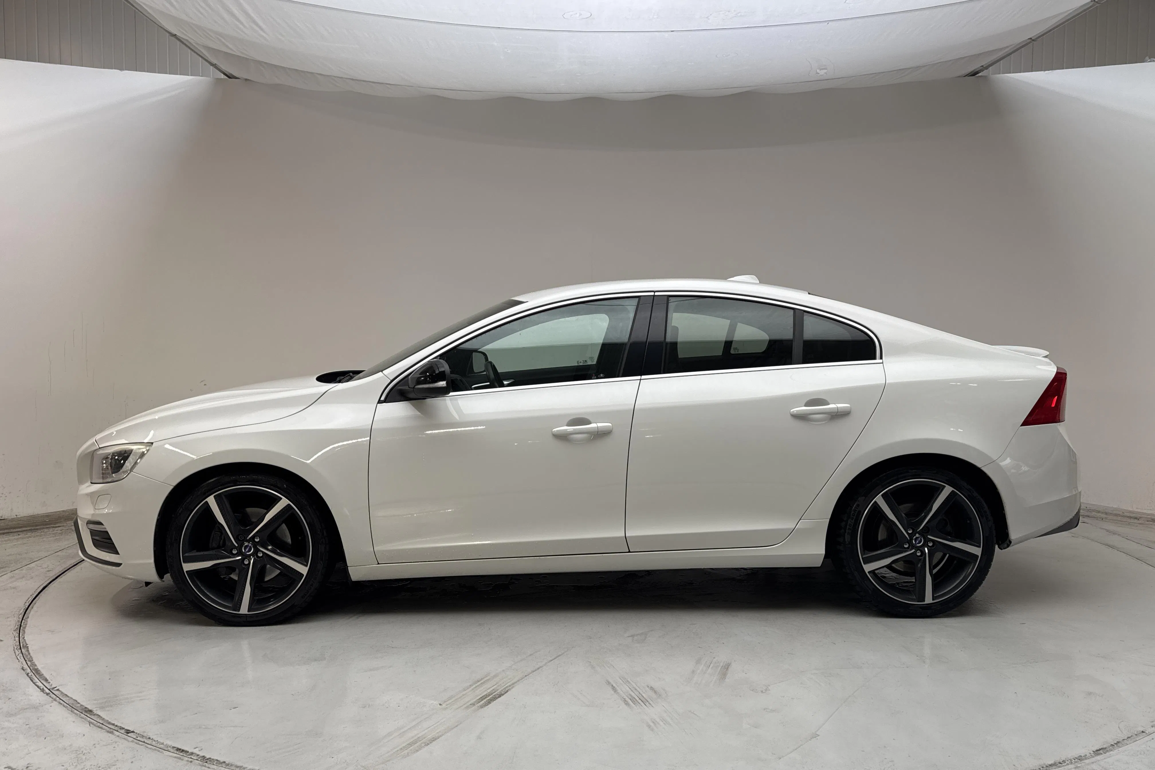 Presentationsfoto 2 av 12: Volvo S60 T6 AWD (304hk) - 23 929 mil - Automat - vit - 2014
