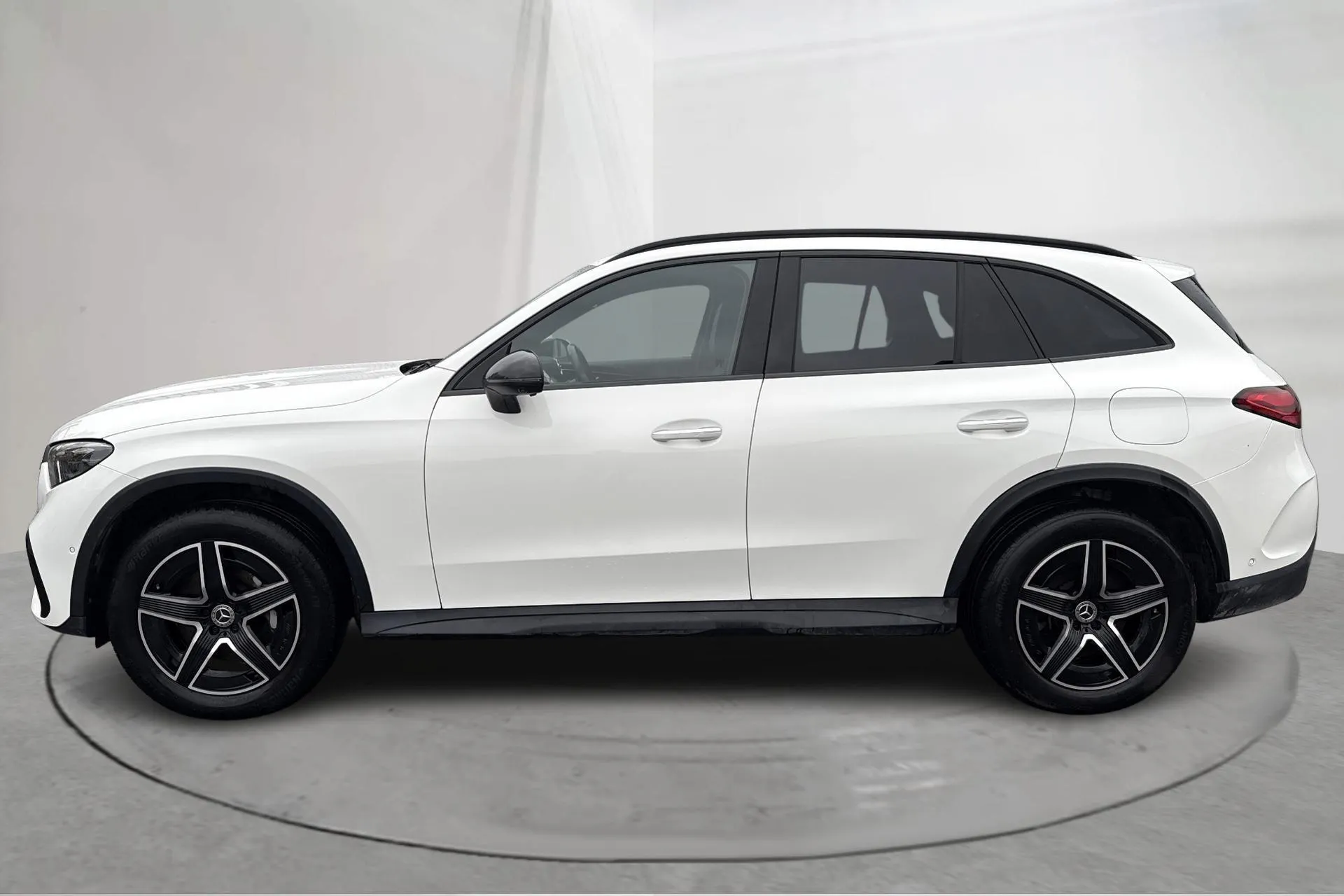 Presentationsfoto 2 av 23: Mercedes GLC 300 e 4MATIC X254 (313hk) - 6 492 mil - Automat - vit - 2024