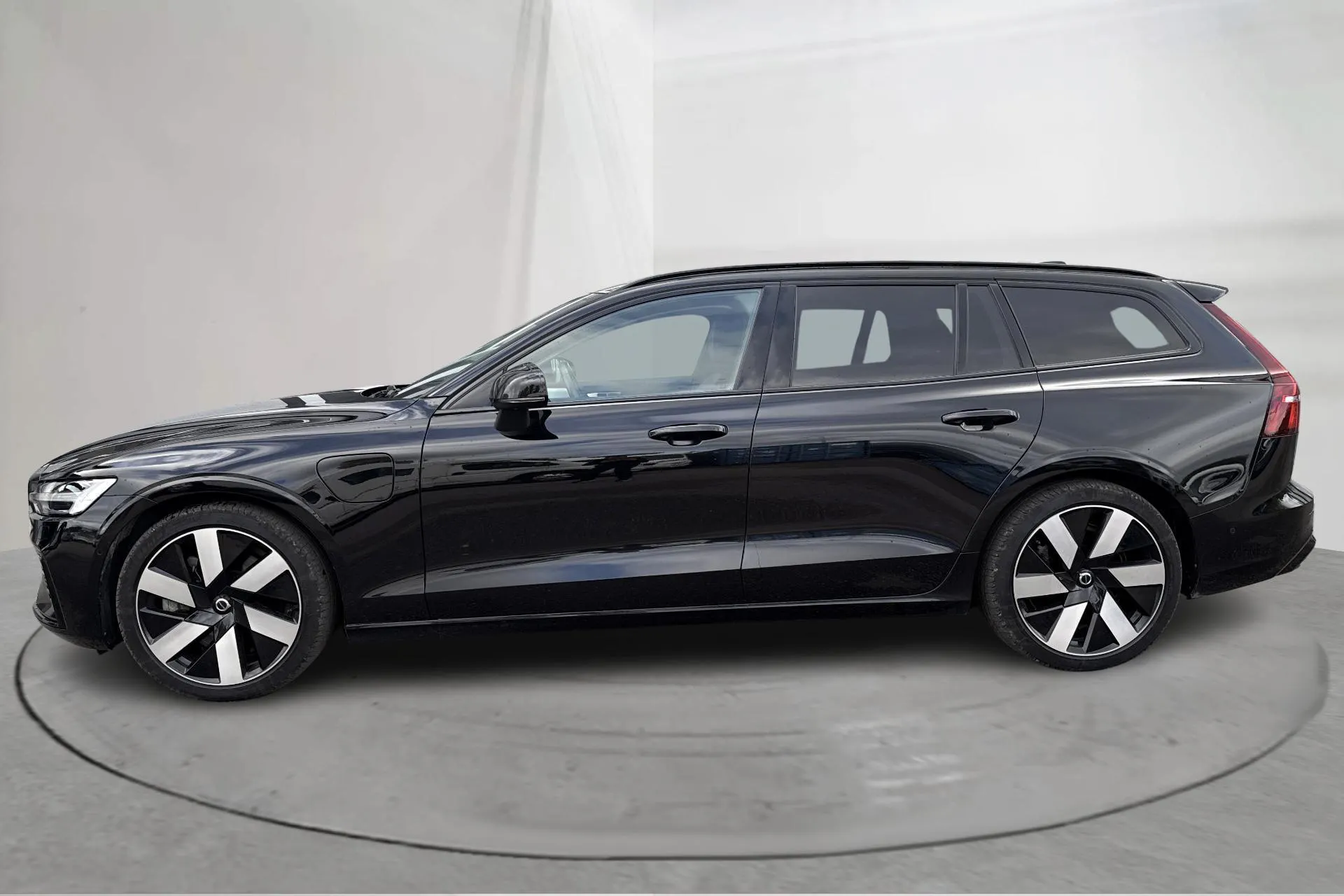 Presentation photo 2 of 22: Volvo V60 T6 AWD Recharge (350hk) - 90 460 km - Automatic - black - 2024