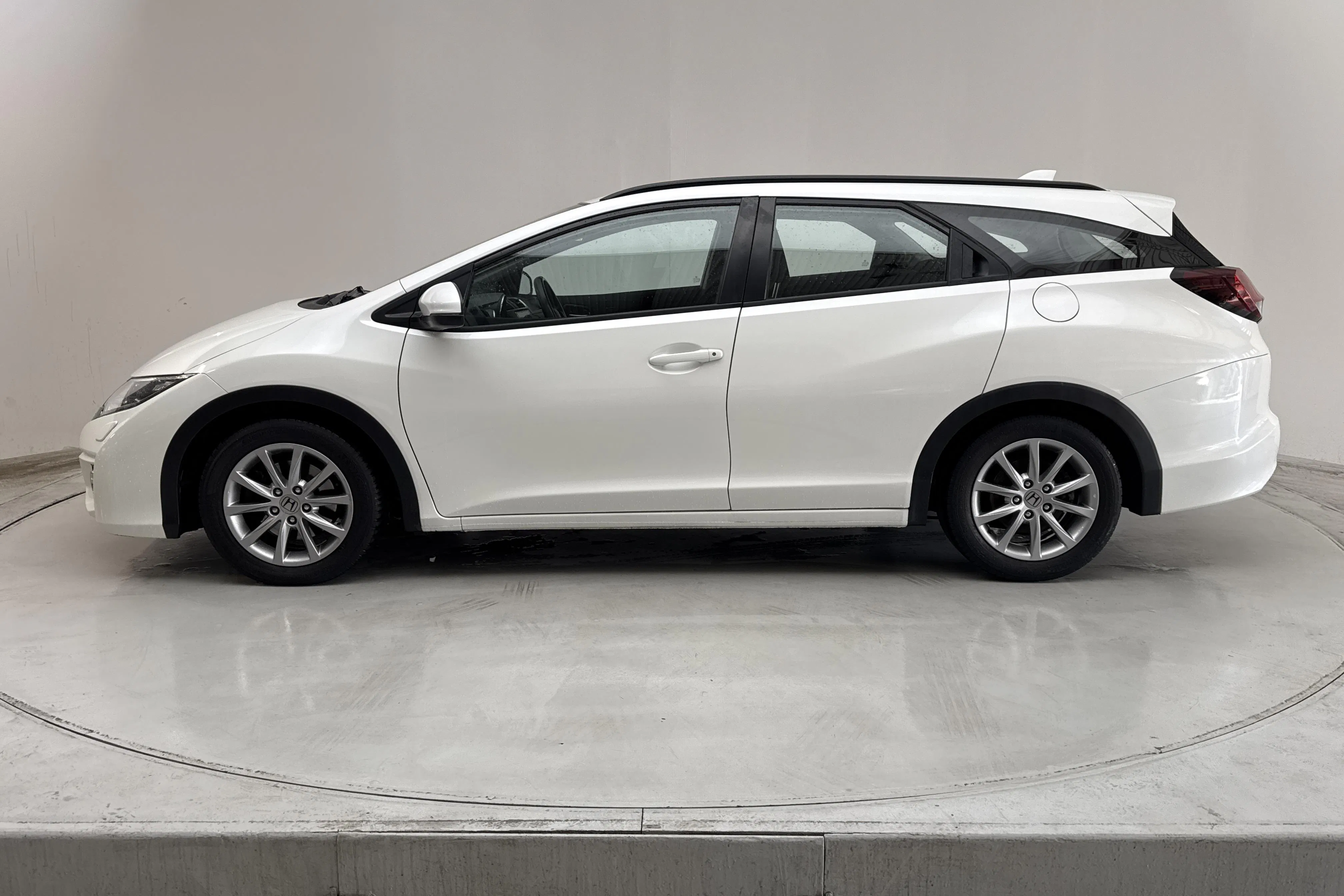 Presentationsfoto 2 av 13: Honda Civic 1.6 i-DTEC Tourer (120hk) - 12 248 mil - Manuell - vit - 2017