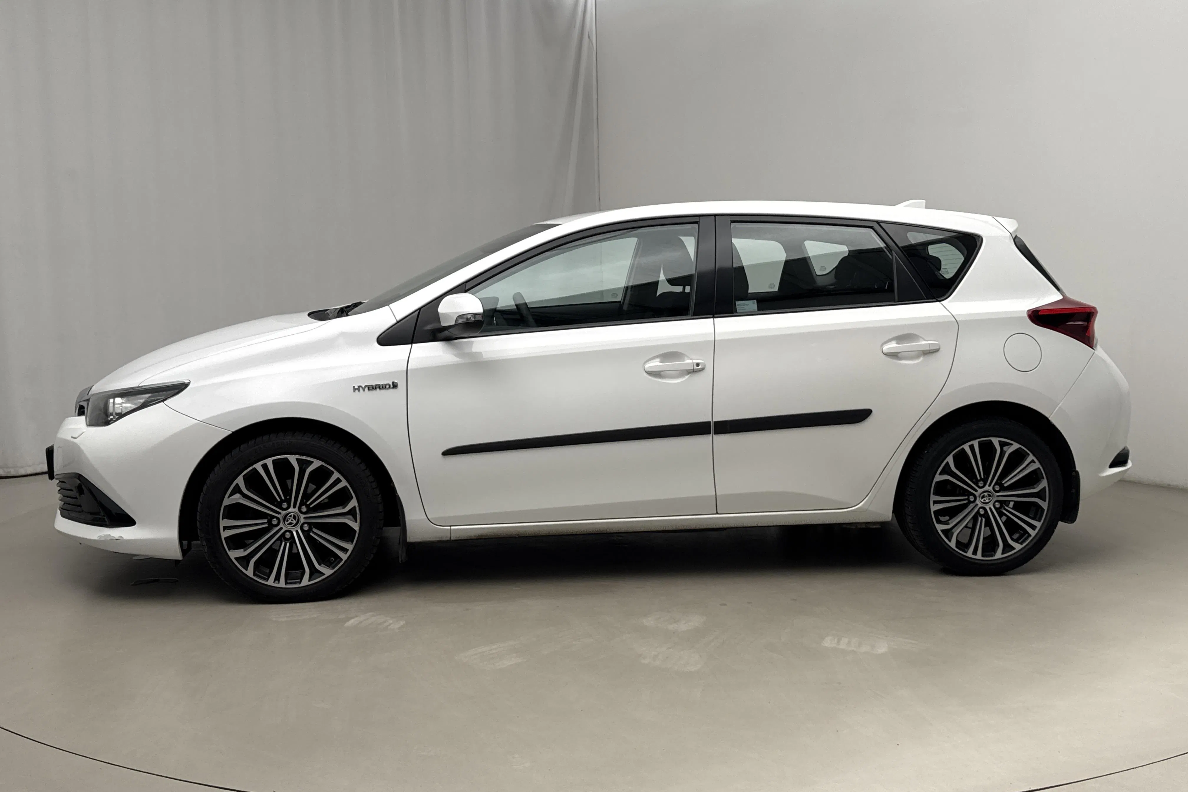 Presentationsfoto 2 av 15: Toyota Auris 1.8 HSD 5dr (99hk) - 17 158 mil - Automat - vit - 2017