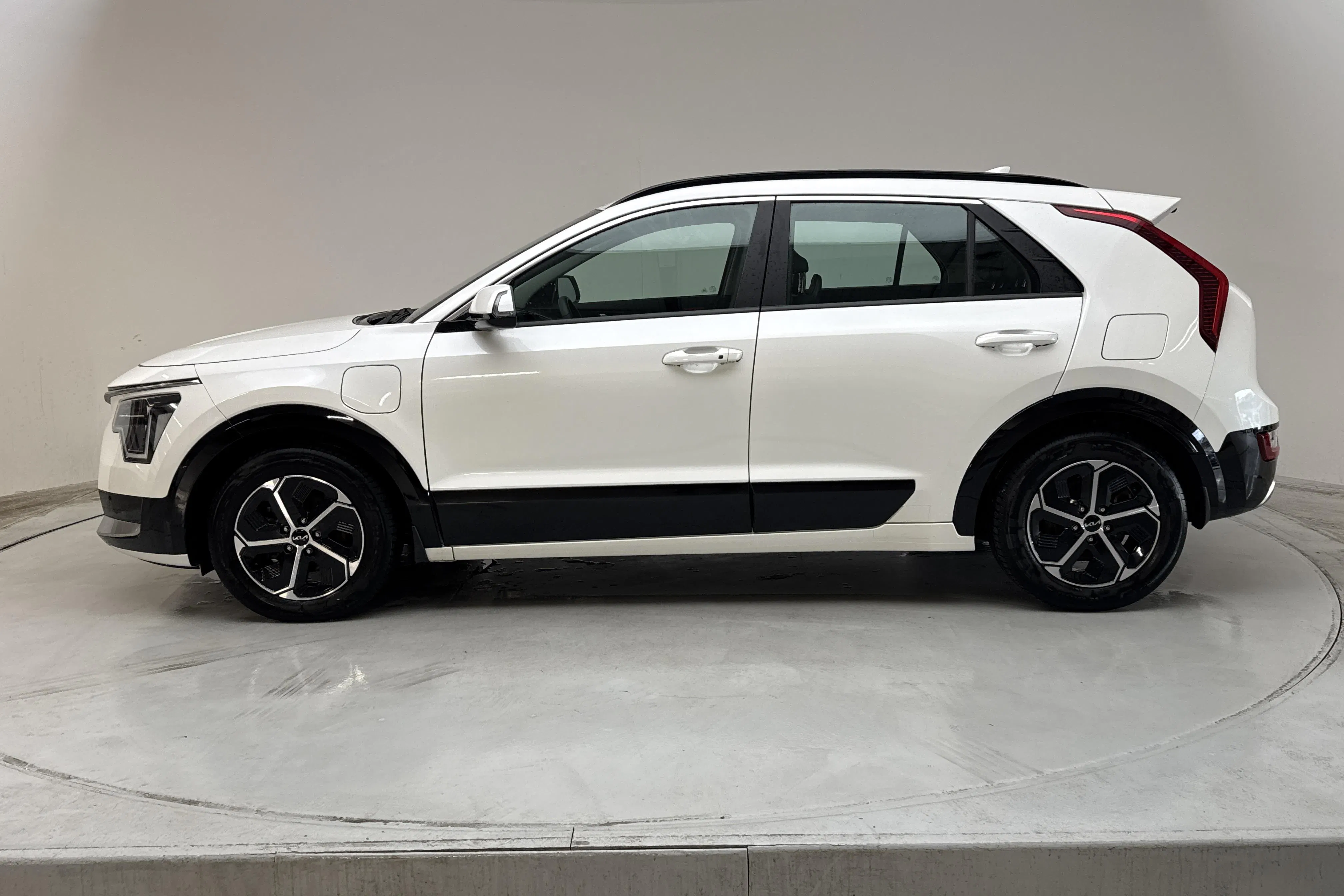 Presentationsfoto 2 av 15: KIA Niro Plug-in Hybrid (183hk) - 5 969 mil - Automat - vit - 2024