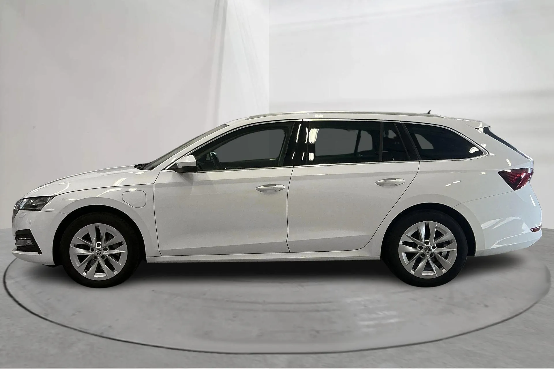 Presentationsfoto 2 av 20: Skoda Octavia 1.4 iV PHEV Combi (204hk) - 9 863 mil - Automat - vit - 2022