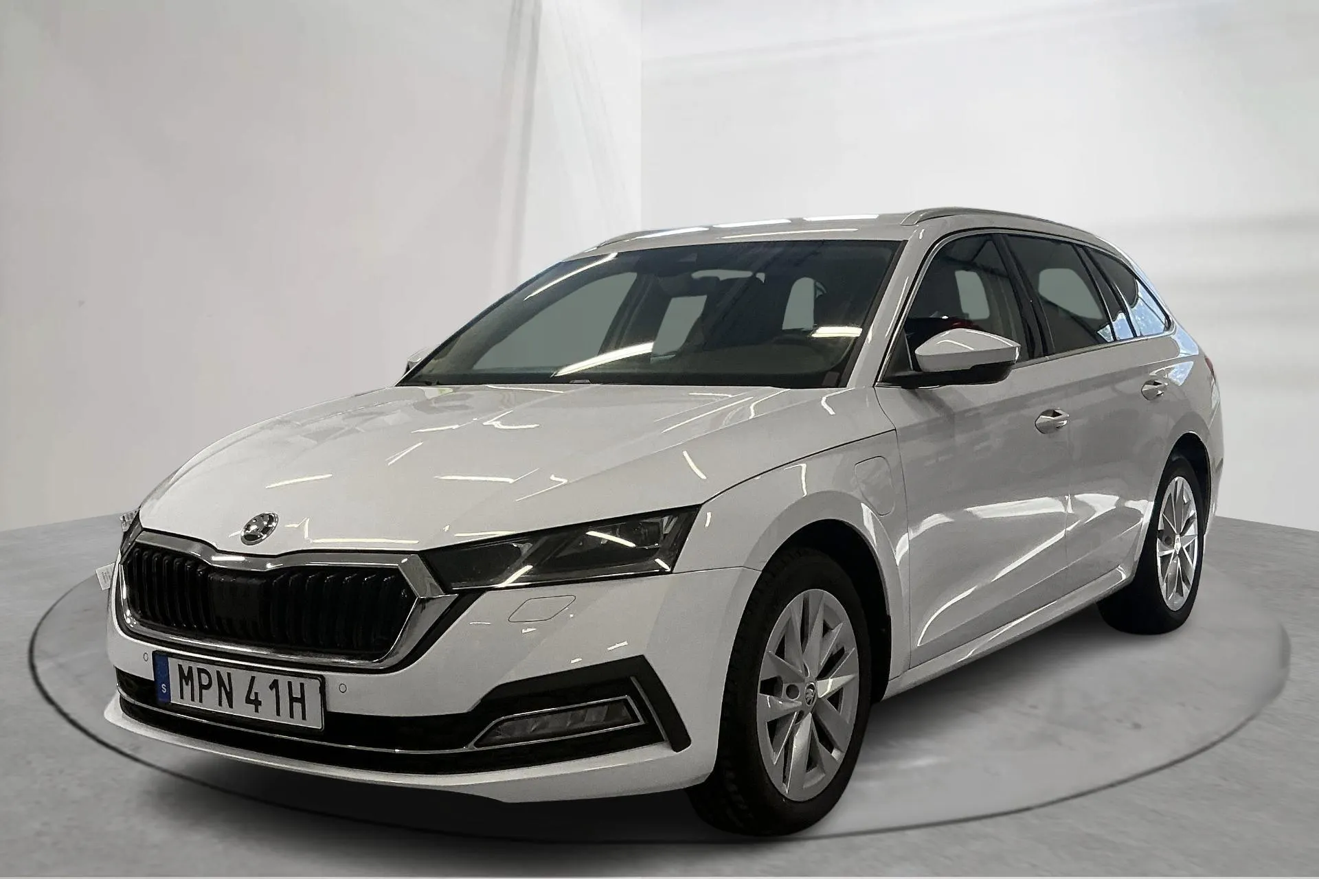 Presentationsfoto 1 av 20: Skoda Octavia 1.4 iV PHEV Combi (204hk) - 9 863 mil - Automat - vit - 2022