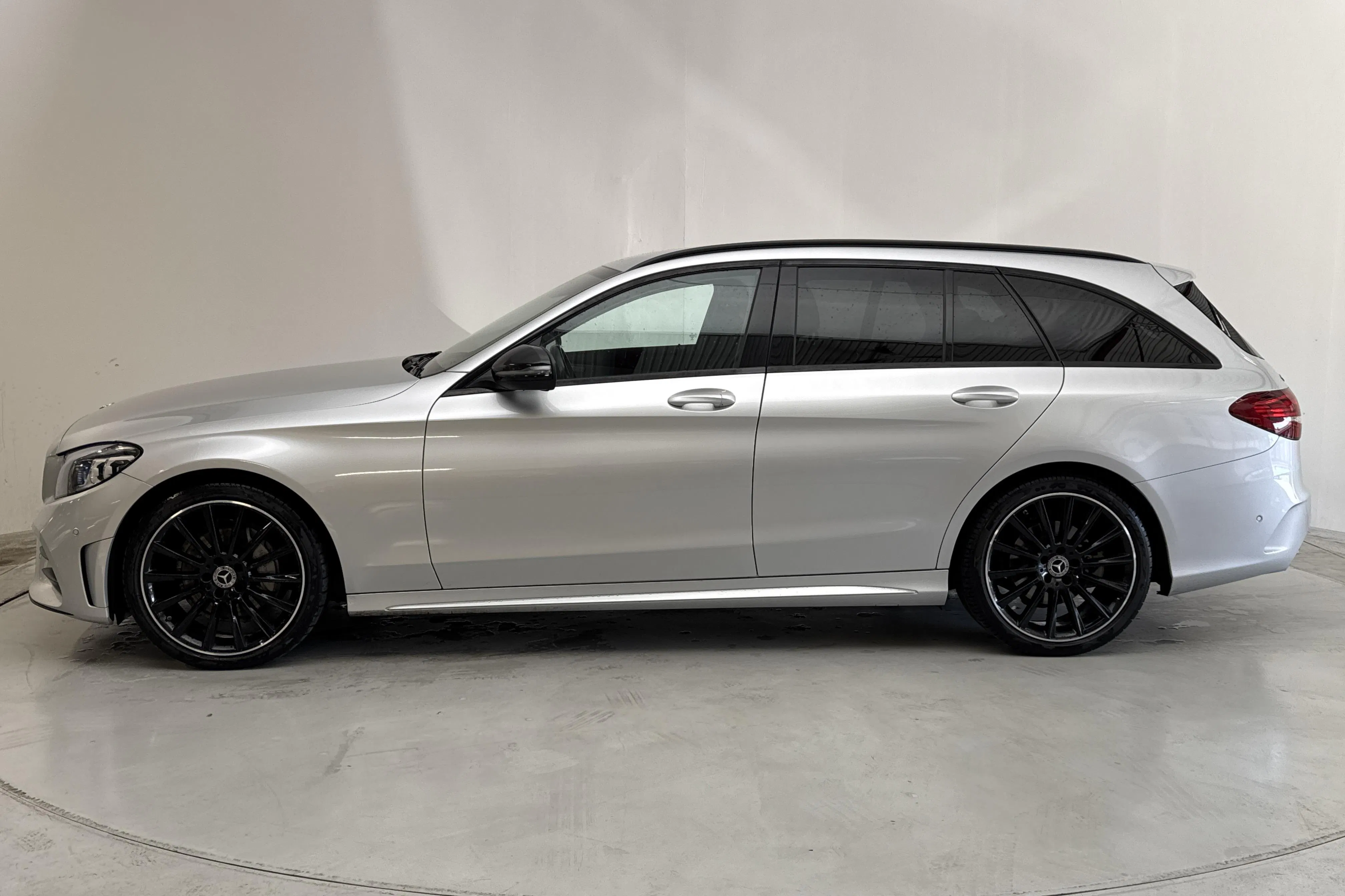 Presentationsfoto 2 av 15: Mercedes C 220 d Kombi S205 (194hk) - 14 132 mil - Automat - silver - 2021