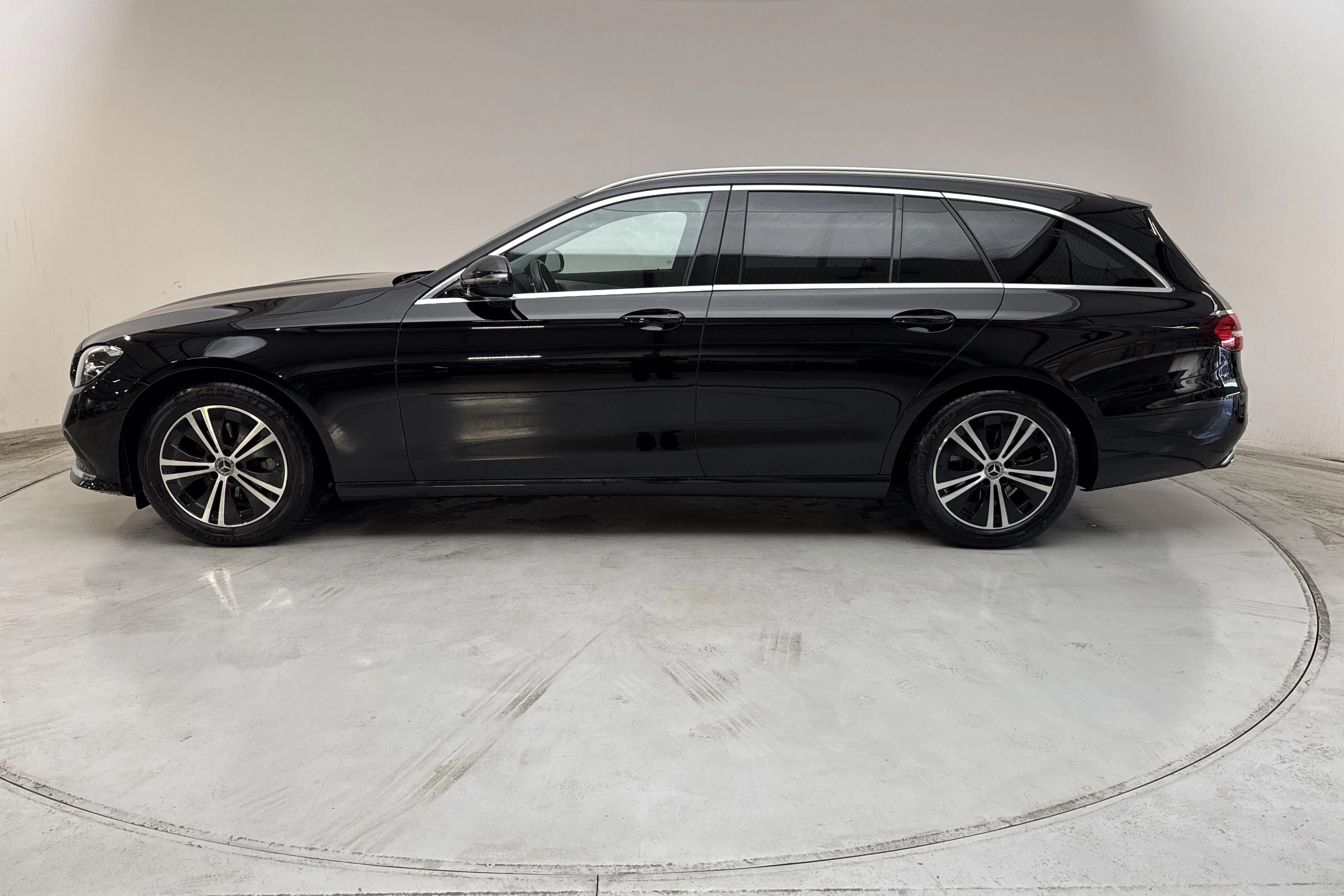 Presentationsfoto 2 av 15: Mercedes E 220 d Kombi S213 (200hk) - 10 193 mil - Automat - svart - 2023