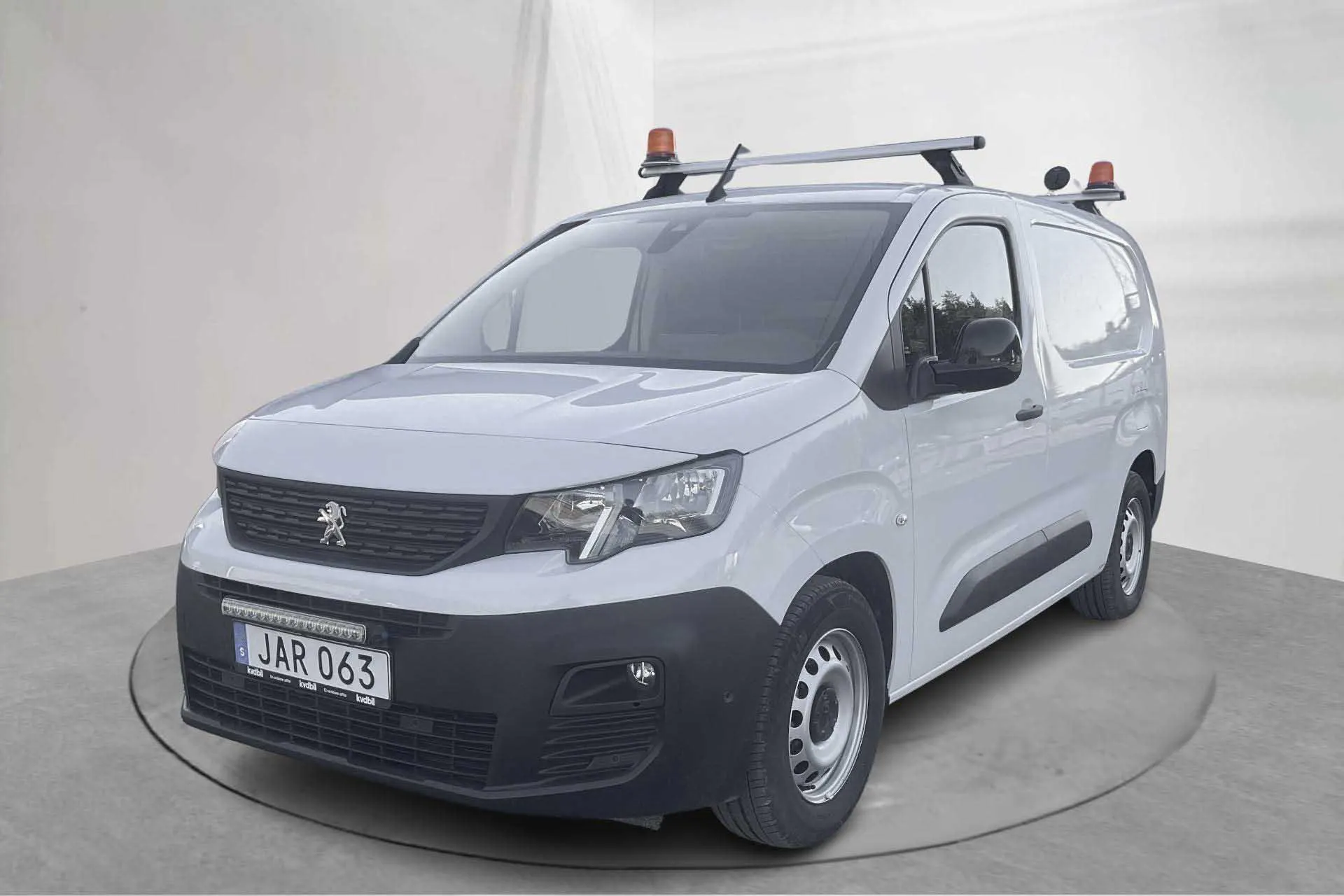 Presentation photo 1 of 17: Peugeot e-Partner 50kWh (136hk) - 8 490 km - Automatic - white - 2023
