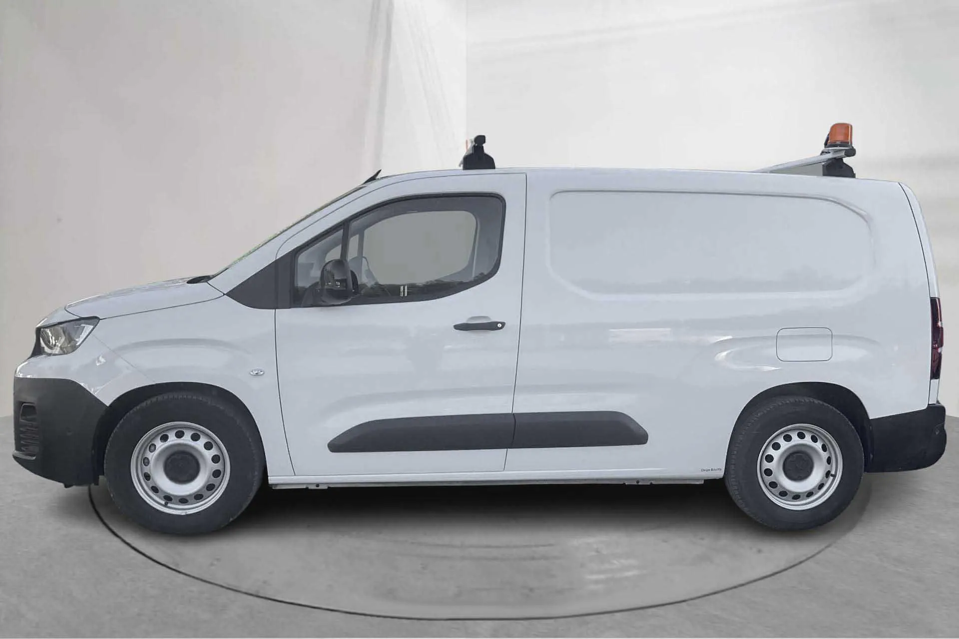Presentation photo 2 of 17: Peugeot e-Partner 50kWh (136hk) - 8 490 km - Automatic - white - 2023