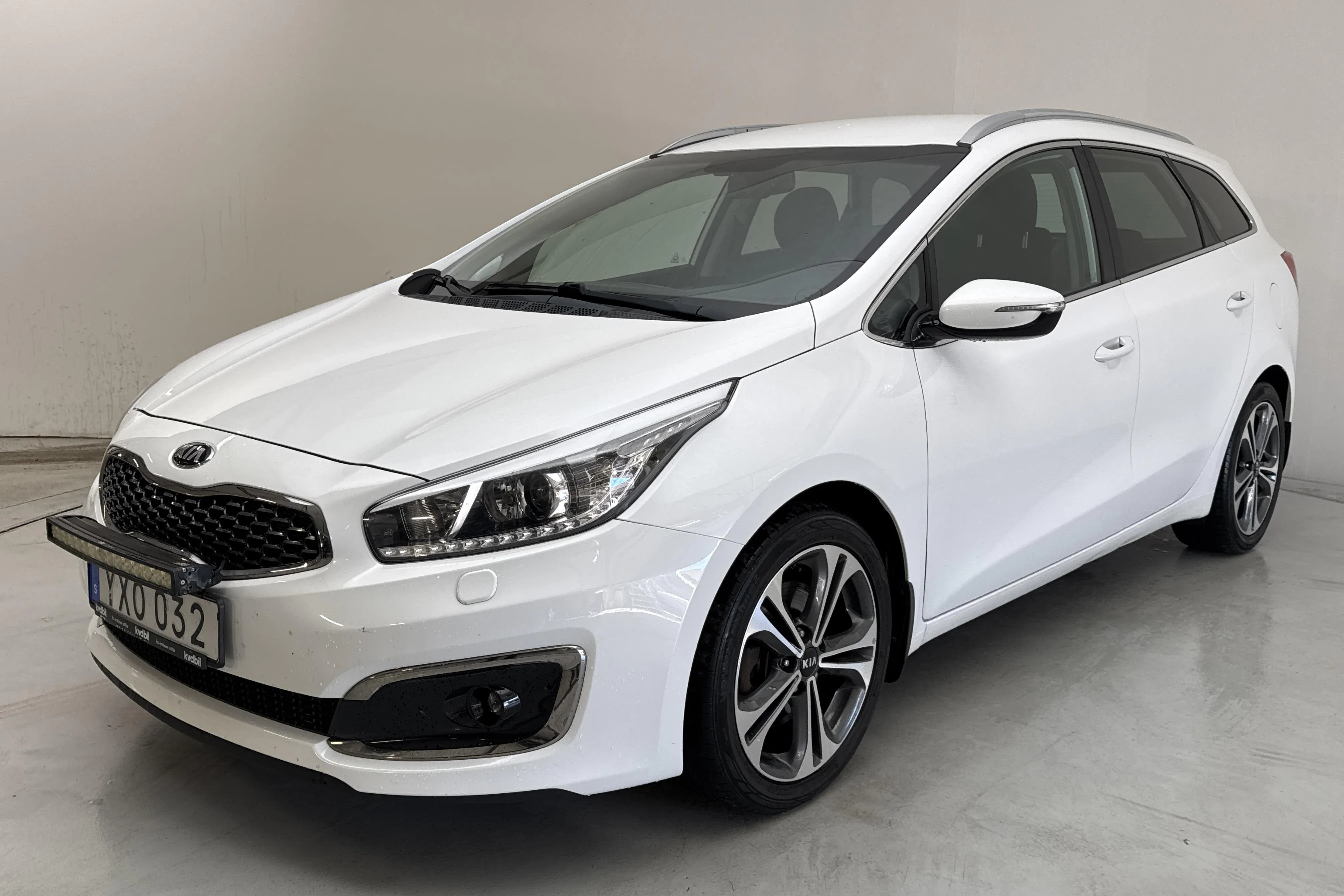 Presentationsfoto 1 av 13: KIA Cee'd 1.6 SW (135hk) - 11 099 mil - Manuell - vit - 2018