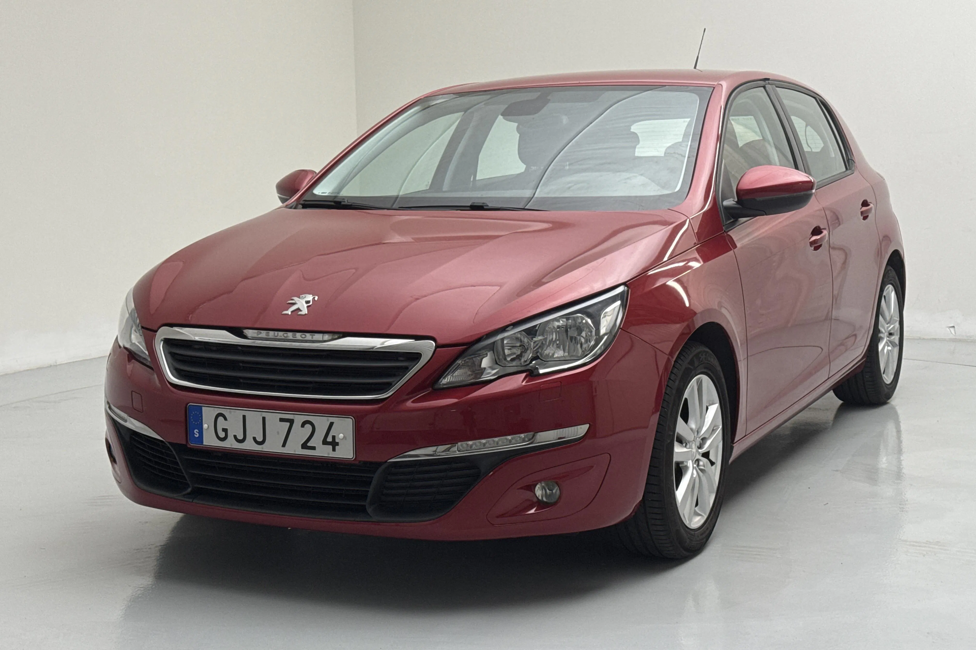 Presentationsfoto 1 av 13: Peugeot 308 PureTech 5dr (110hk) - 4 009 mil - Manuell - Mörkröd - 2015