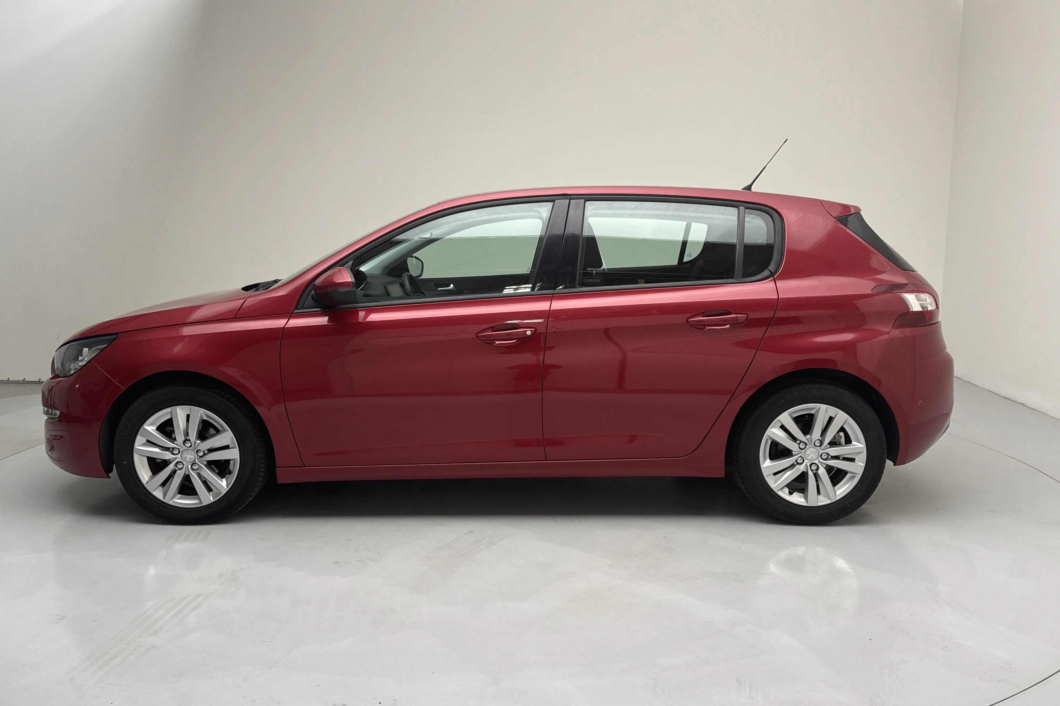 Presentationsfoto 2 av 13: Peugeot 308 PureTech 5dr (110hk) - 4 009 mil - Manuell - Mörkröd - 2015