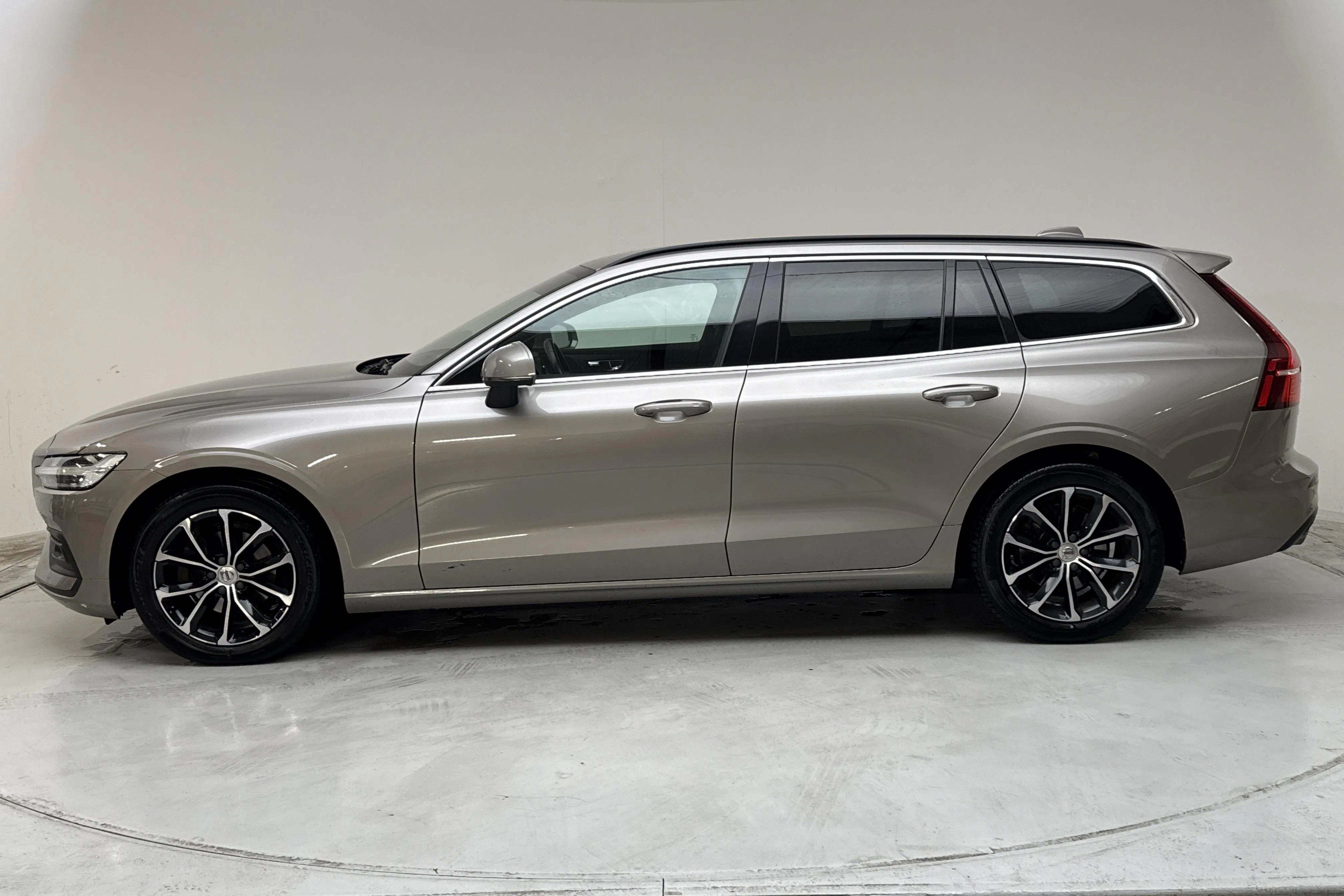 Presentation photo 2 of 15: Volvo V60 B4 Mildhybrid, Diesel (197hk) - 119 470 km - Automatic - gray - 2022