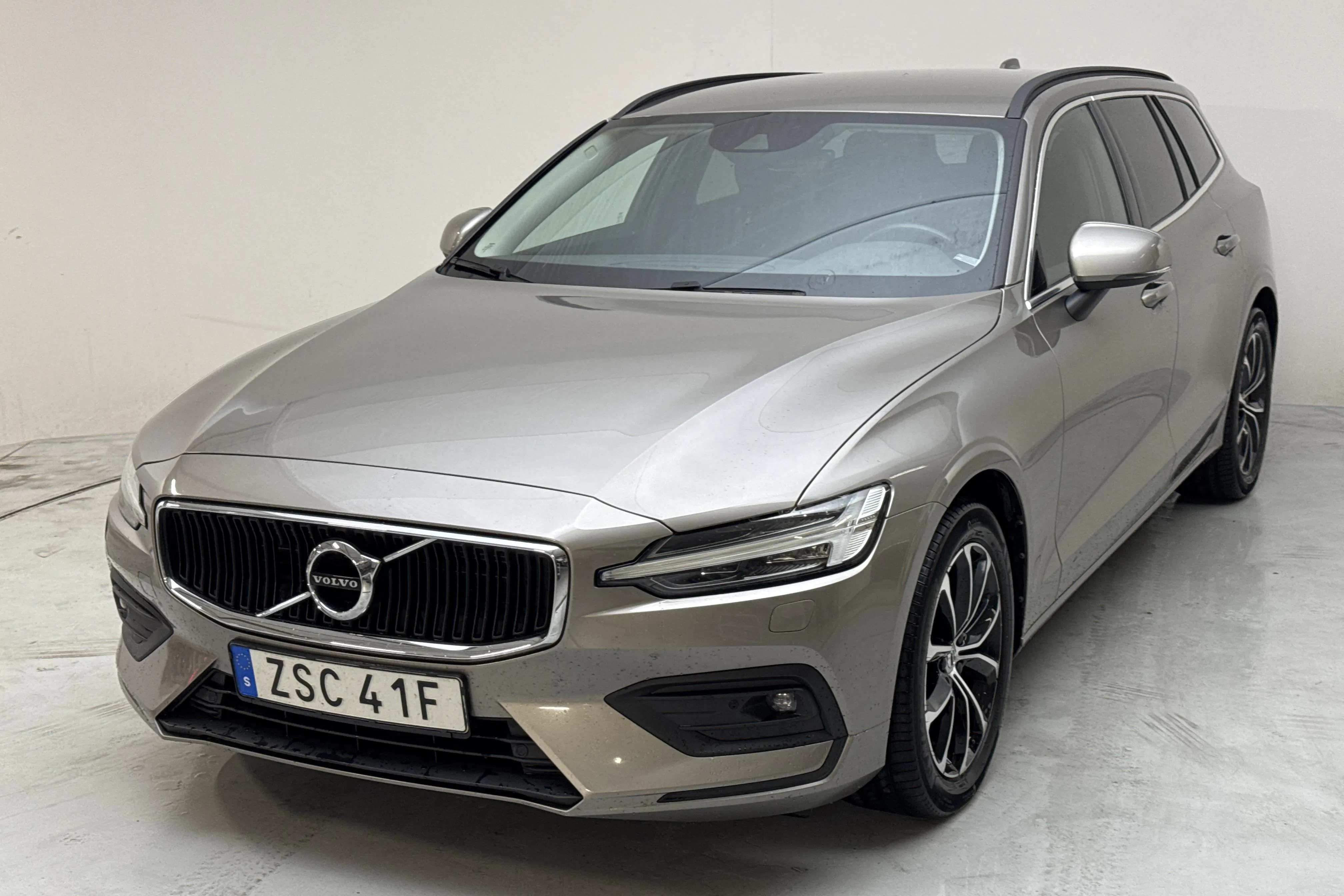 Presentation photo 1 of 15: Volvo V60 B4 Mildhybrid, Diesel (197hk) - 119 470 km - Automatic - gray - 2022
