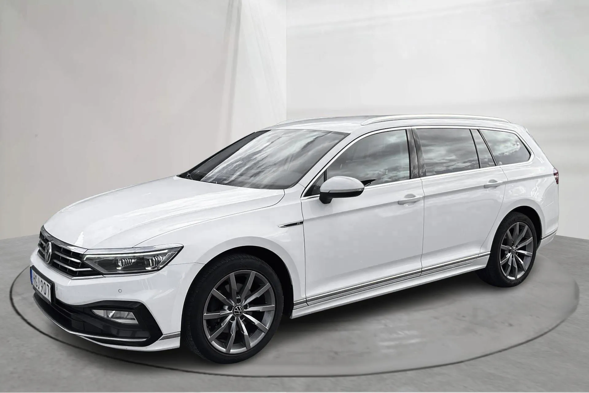 Presentation photo 1 of 16: VW Passat 2.0 TDI Sportscombi (200hk) - 145 360 km - Automatic - white - 2021