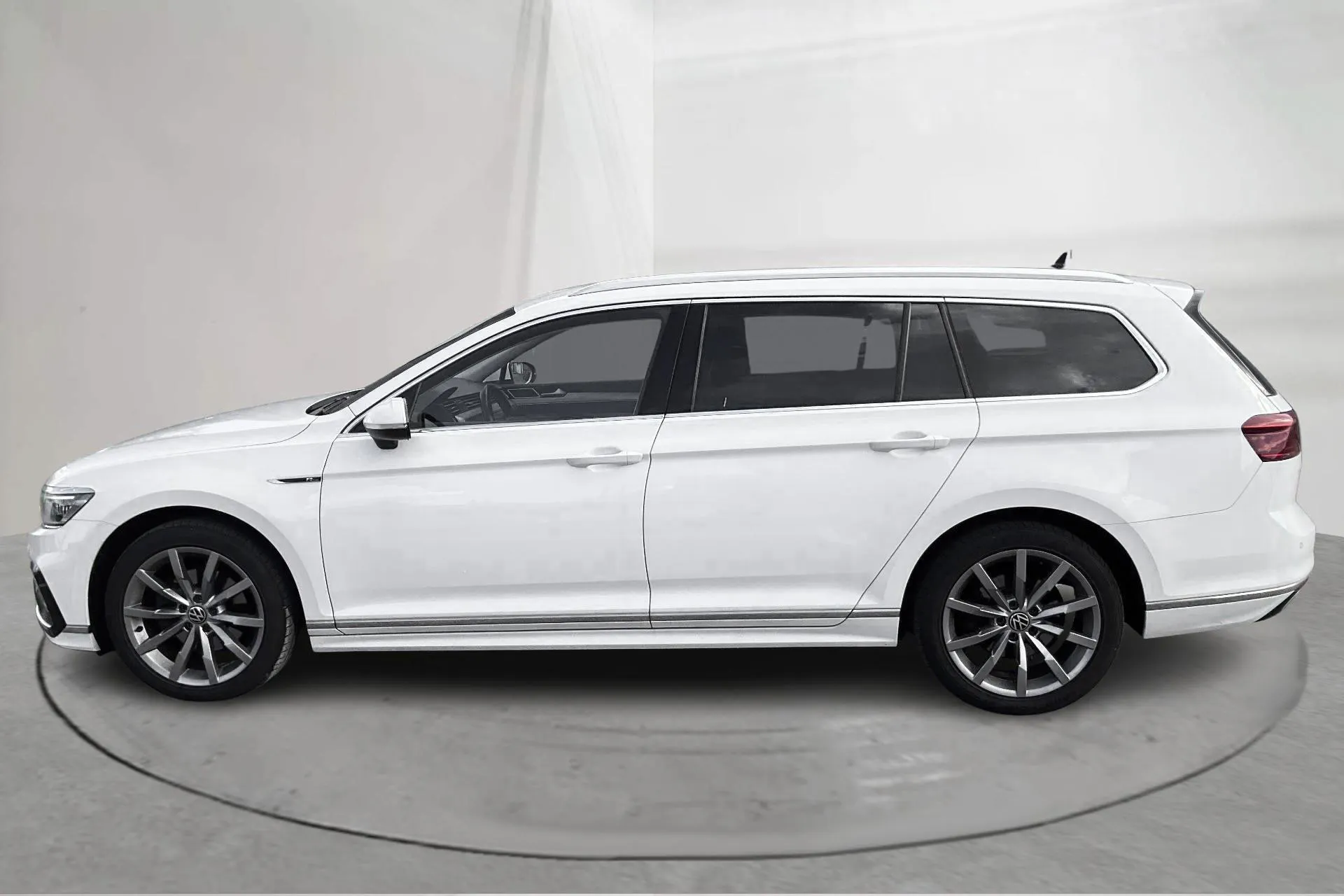 Presentation photo 2 of 16: VW Passat 2.0 TDI Sportscombi (200hk) - 145 360 km - Automatic - white - 2021