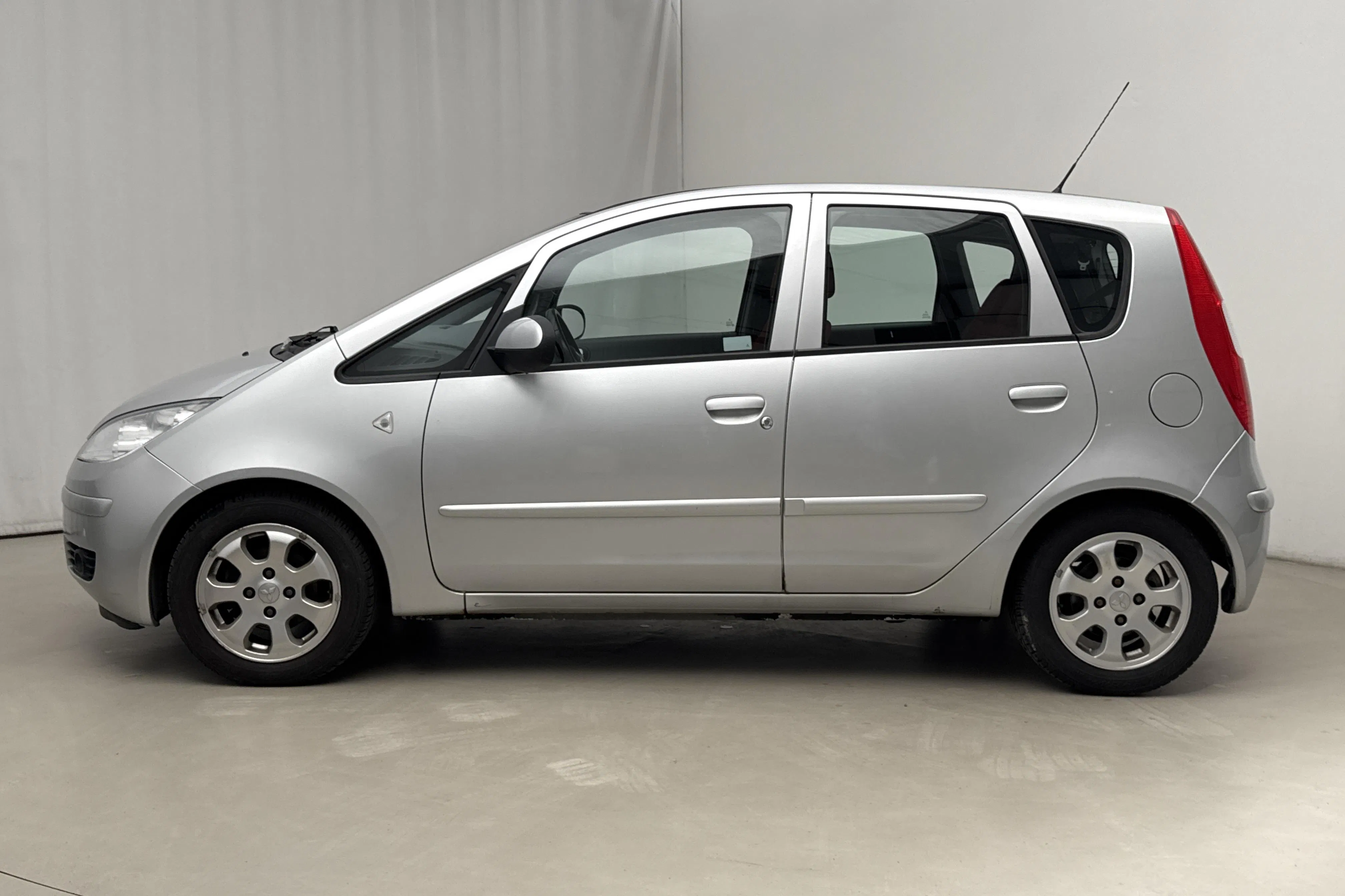 Presentationsfoto 2 av 14: Mitsubishi Colt 1.5 5dr (109hk) - 8 734 mil - Manuell - silver - 2005