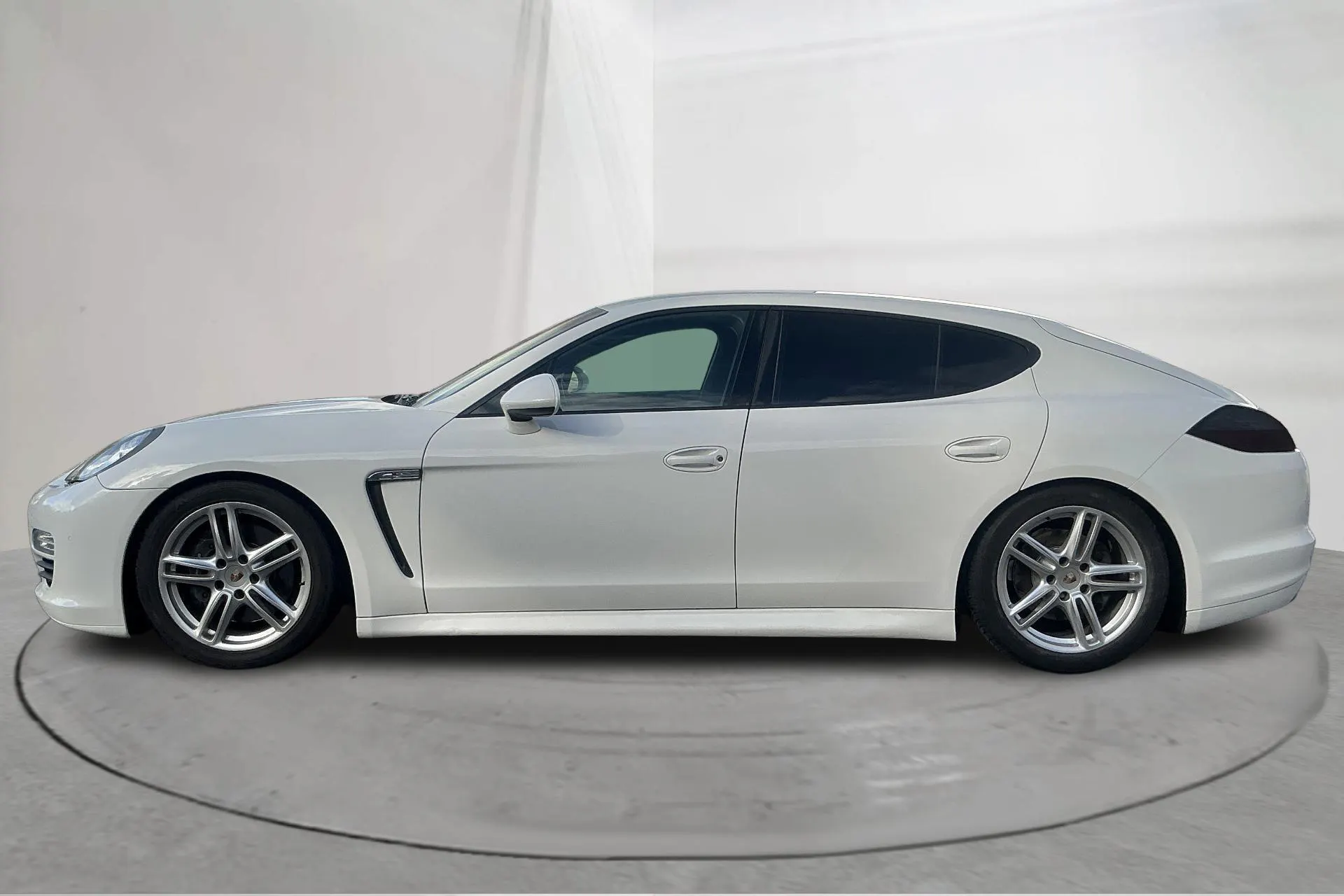 Presentationsfoto 2 av 13: Porsche Panamera Diesel (250hk) - 21 183 mil - Automat - vit - 2012