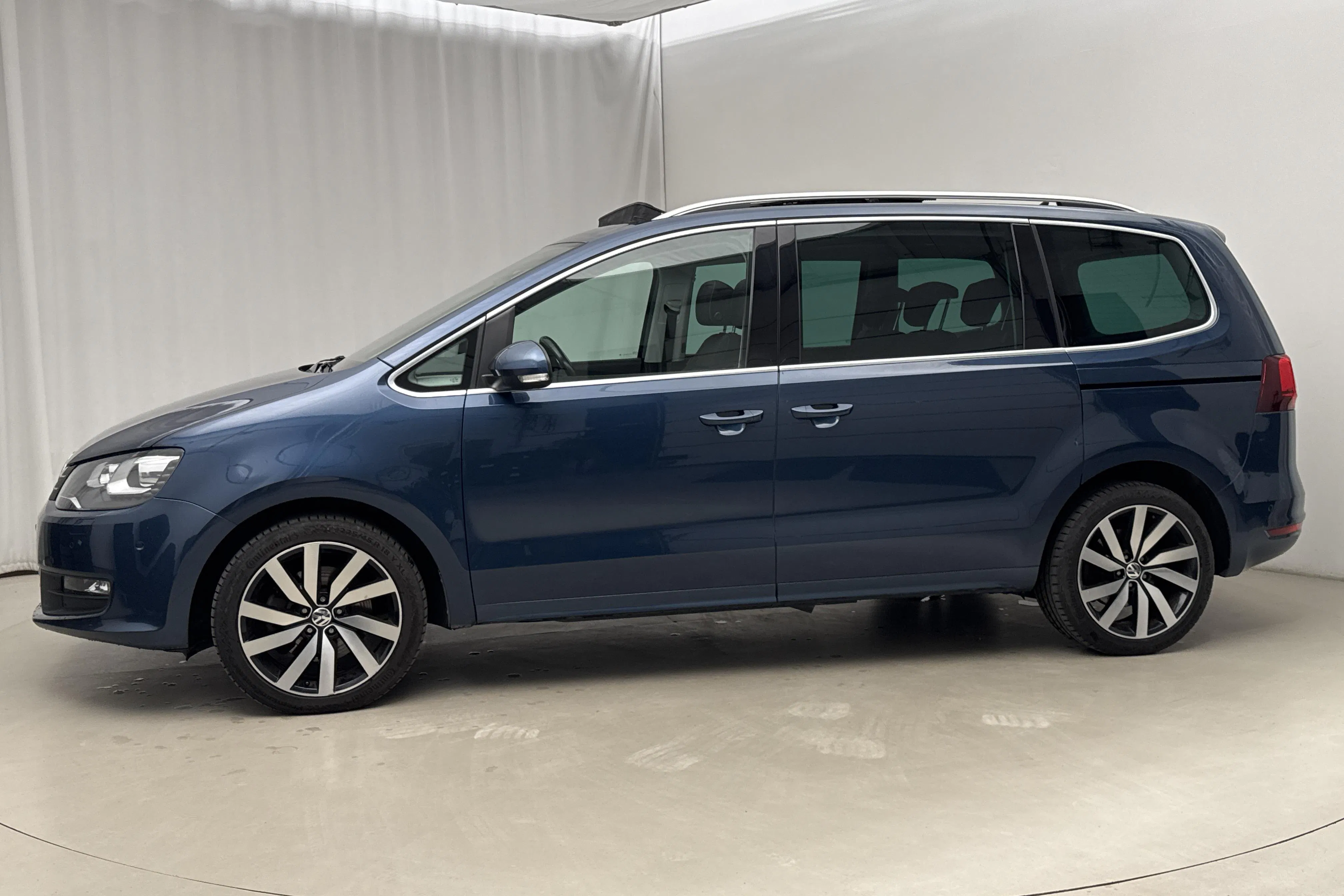 Presentation photo 2 of 23: VW Sharan 2.0 TDI 4Motion (150hk) - 161 710 km - Manual - blue - 2016