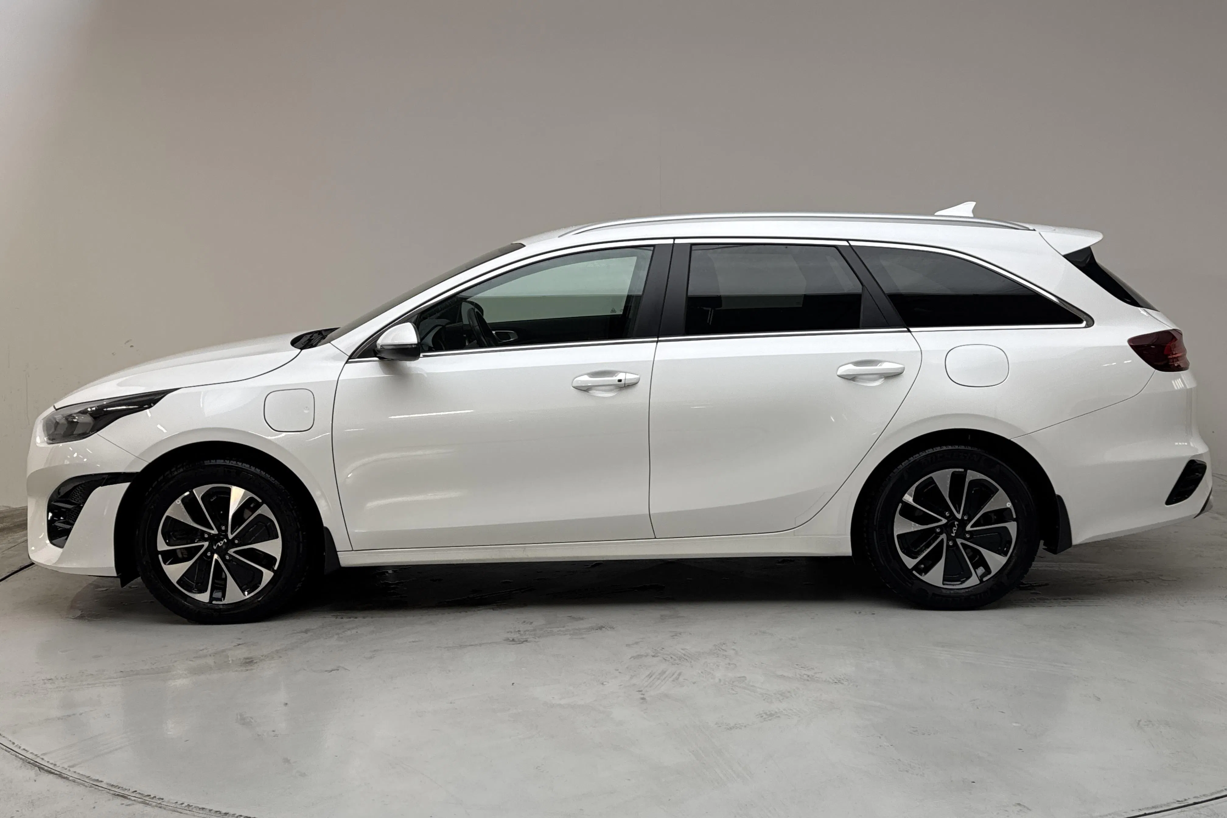 Presentationsfoto 2 av 17: KIA Ceed 1.6 Plug-in Hybrid SW (141hk) - 5 108 mil - Automat - vit - 2024