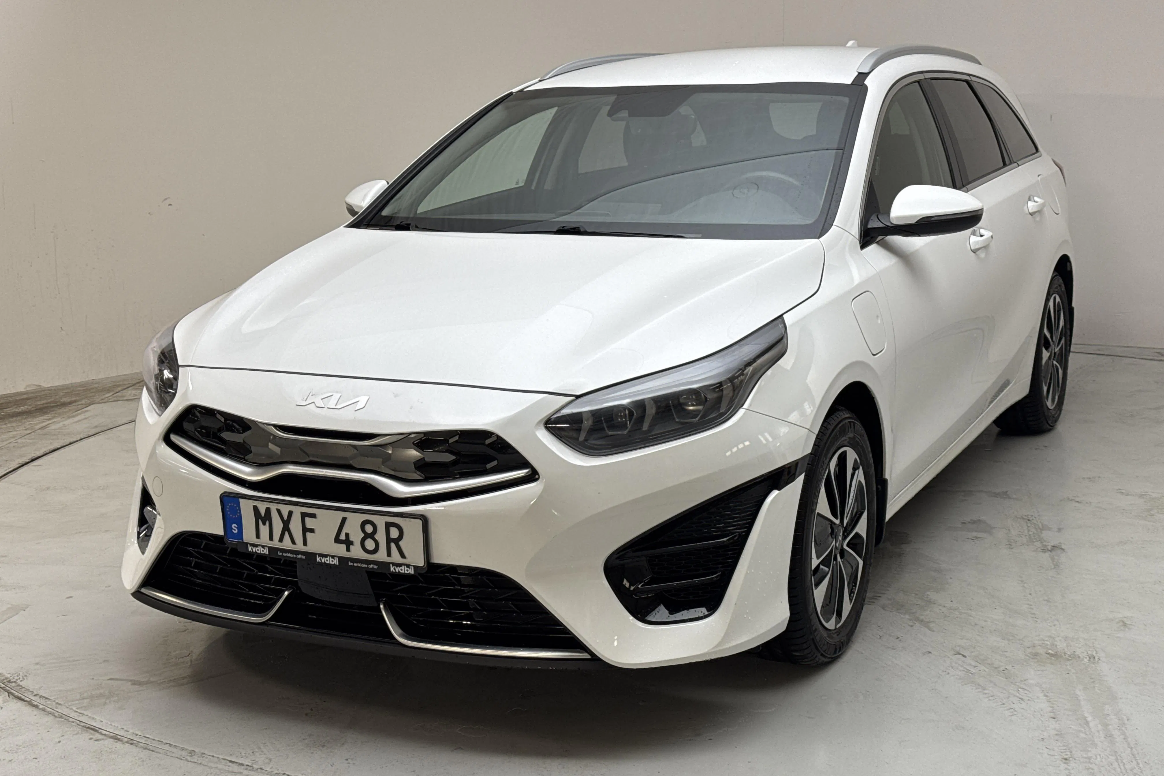 Presentationsfoto 1 av 17: KIA Ceed 1.6 Plug-in Hybrid SW (141hk) - 5 108 mil - Automat - vit - 2024
