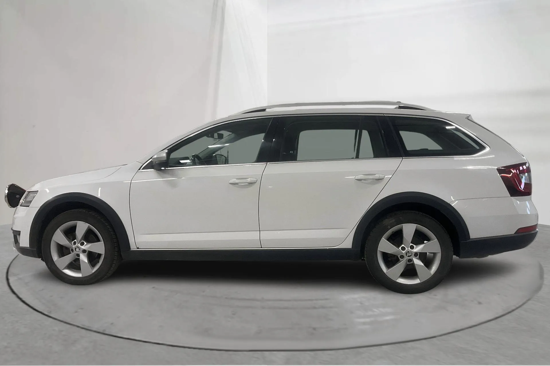 Presentationsfoto 2 av 22: Skoda Octavia Scout II 2.0 TDI 4X4 (150hk) - 23 845 mil - Automat - vit - 2018
