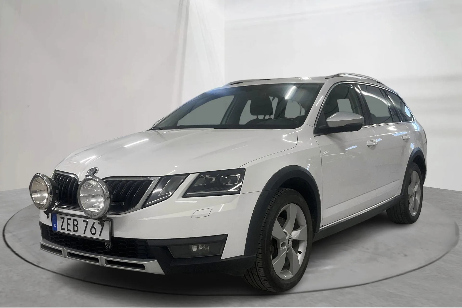 Presentationsfoto 1 av 22: Skoda Octavia Scout II 2.0 TDI 4X4 (150hk) - 23 845 mil - Automat - vit - 2018