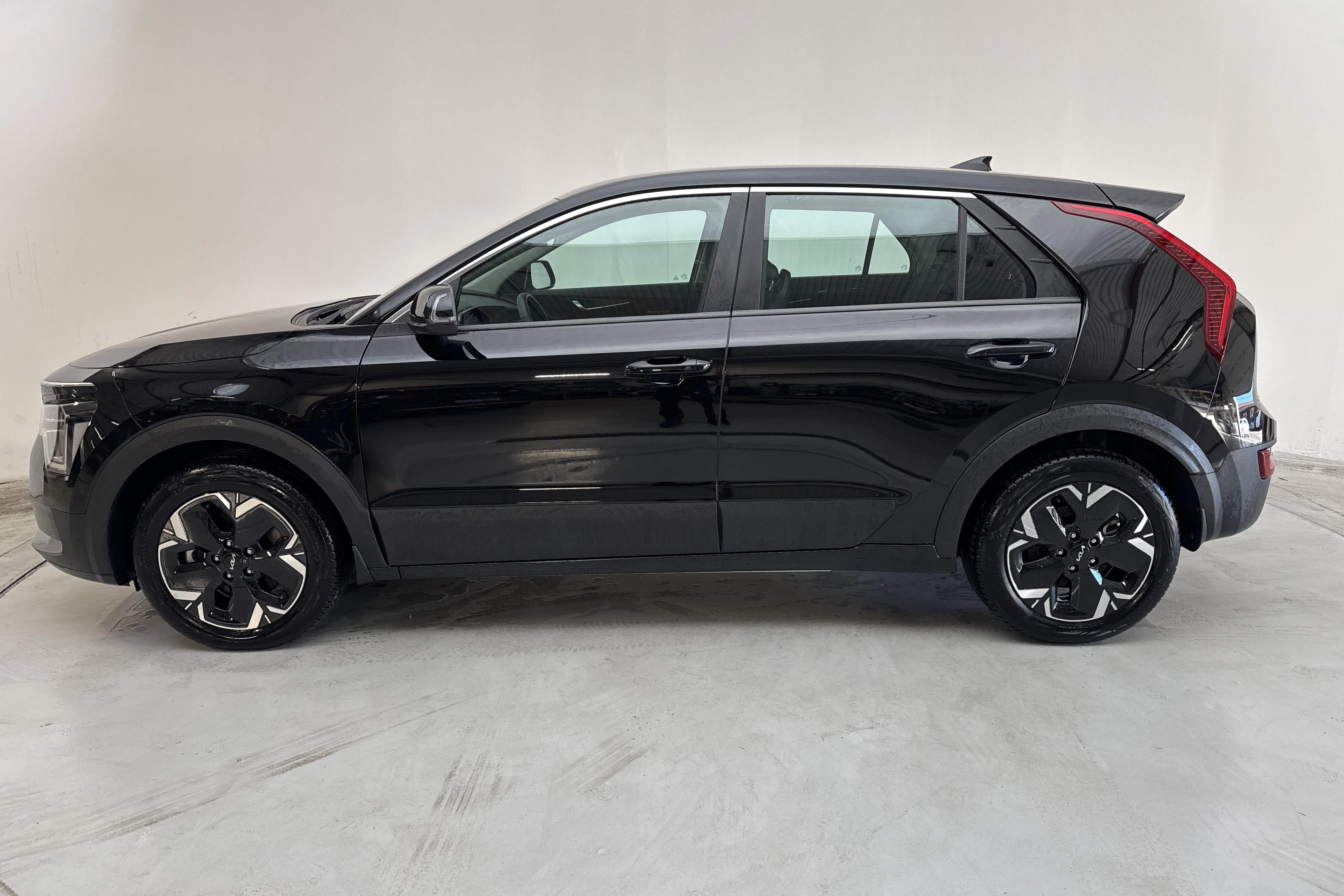 Presentationsfoto 2 av 16: KIA Niro EV 65kWh (204hk) - 607 mil - Automat - svart - 2024