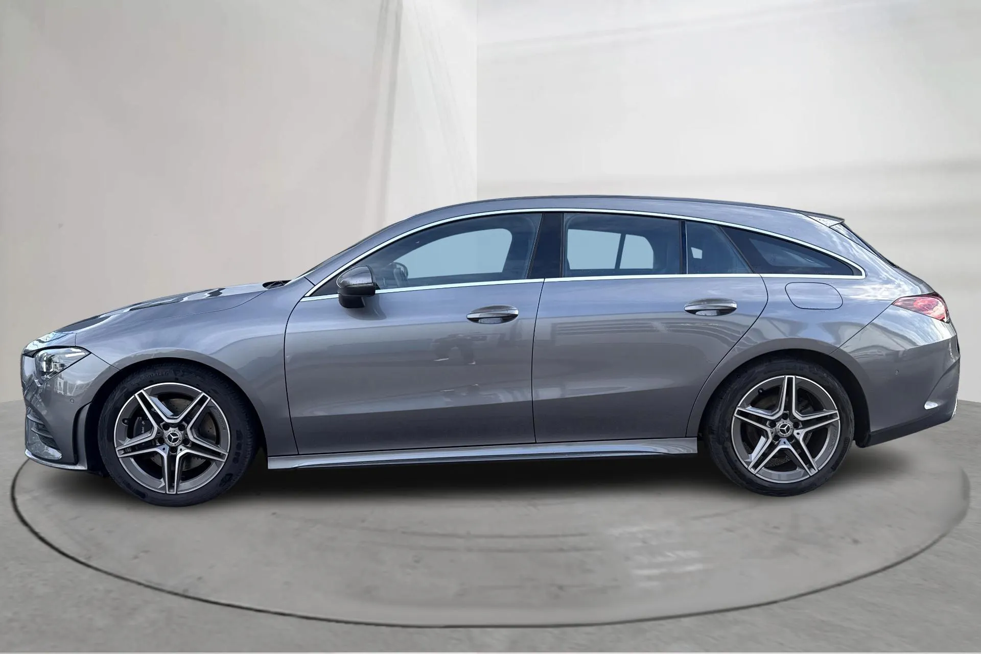 Presentation photo 2 of 16: Mercedes CLA 200 Shooting Brake X118 (163hk) - 58 180 km - Automatic - dark grey - 2023