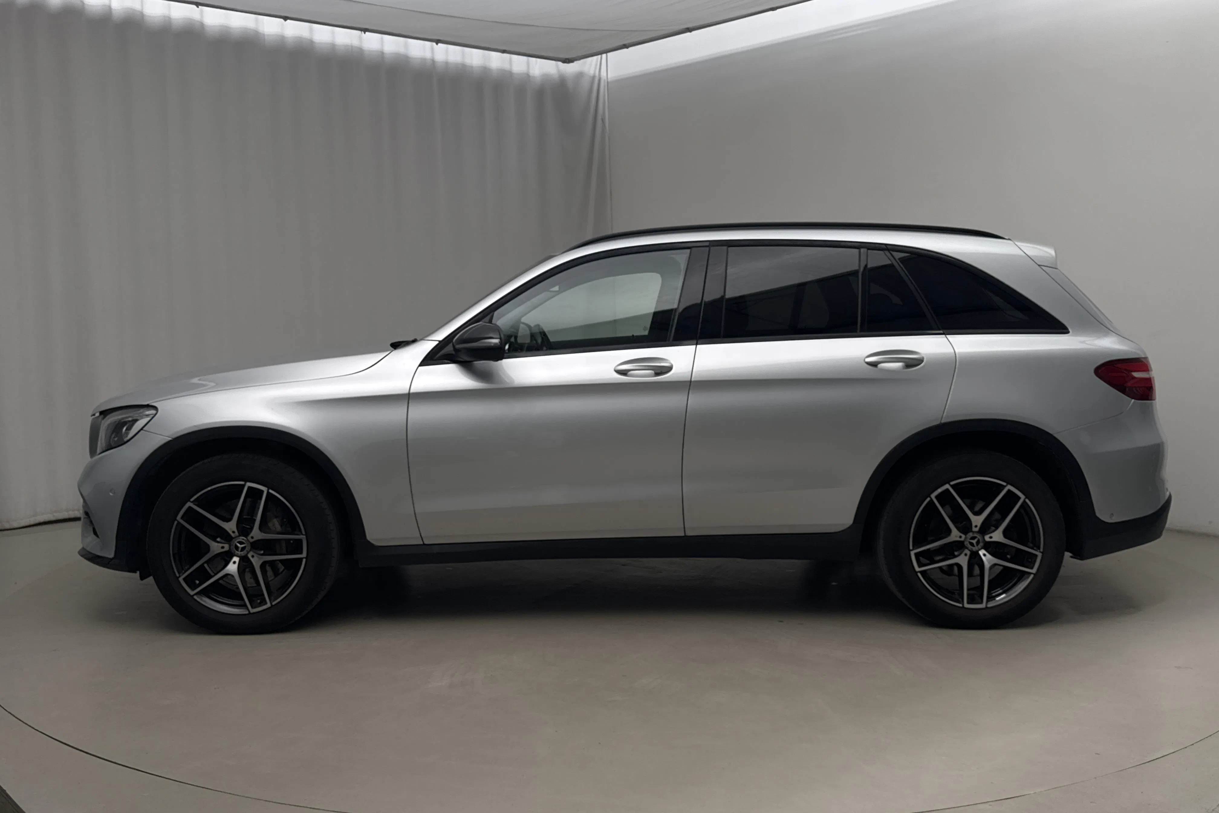 Presentationsfoto 2 av 19: Mercedes GLC 220 d 4MATIC X253 (170hk) - 22 552 mil - Automat - silver - 2019
