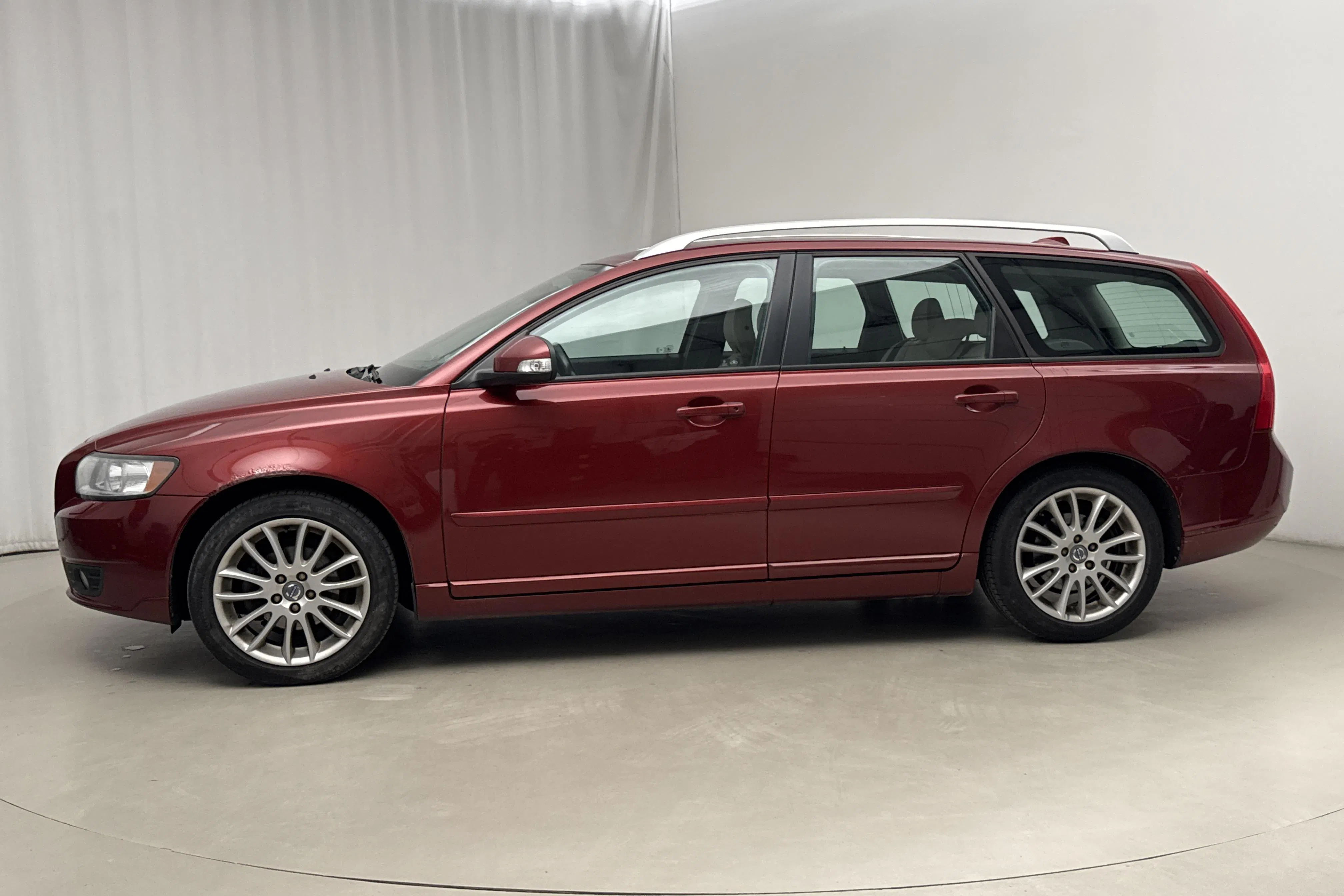 Presentationsfoto 2 av 15: Volvo V50 D2 (115hk) - 14 548 mil - Manuell - röd - 2011