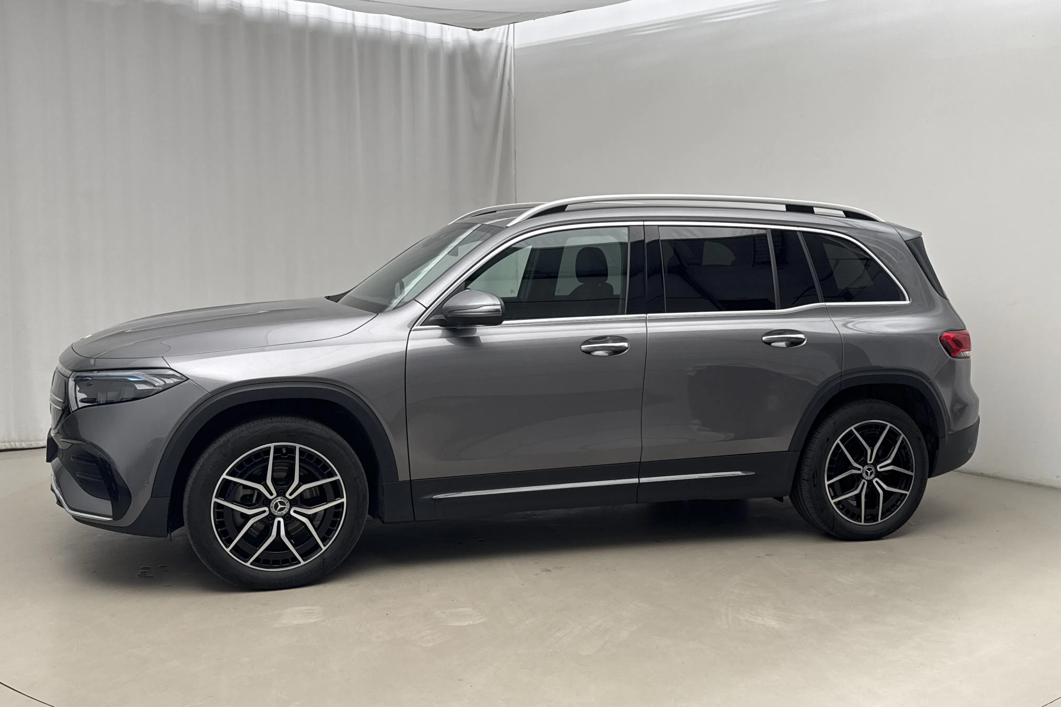 Presentationsfoto 2 av 23: Mercedes EQB 300 4MATIC X243 (228hk) - 4 393 mil - Automat - Mörkgrå - 2024