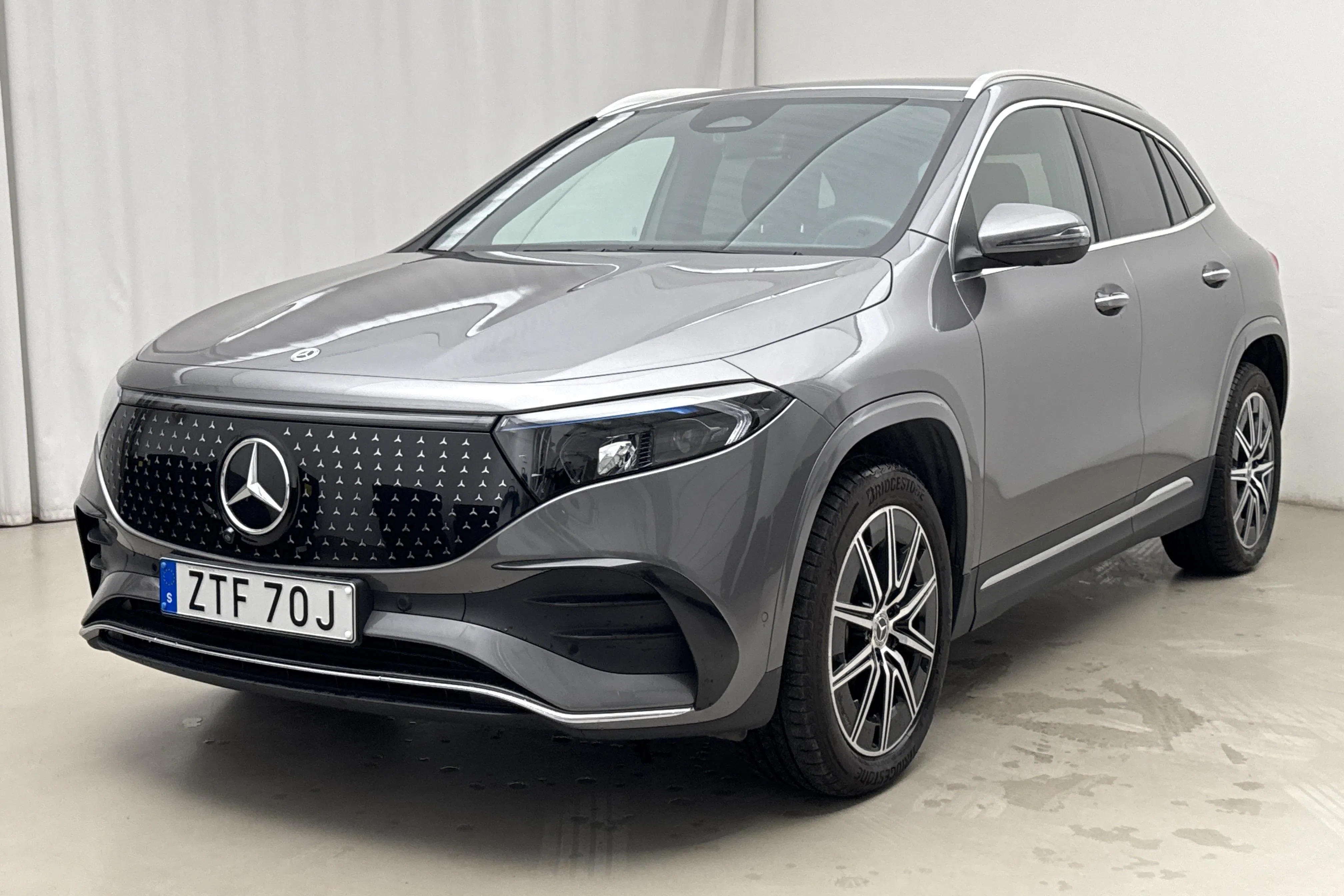Presentationsfoto 1 av 22: Mercedes EQA 300 4Matic H243 (228hk) - 1 693 mil - Automat - Mörkgrå - 2024