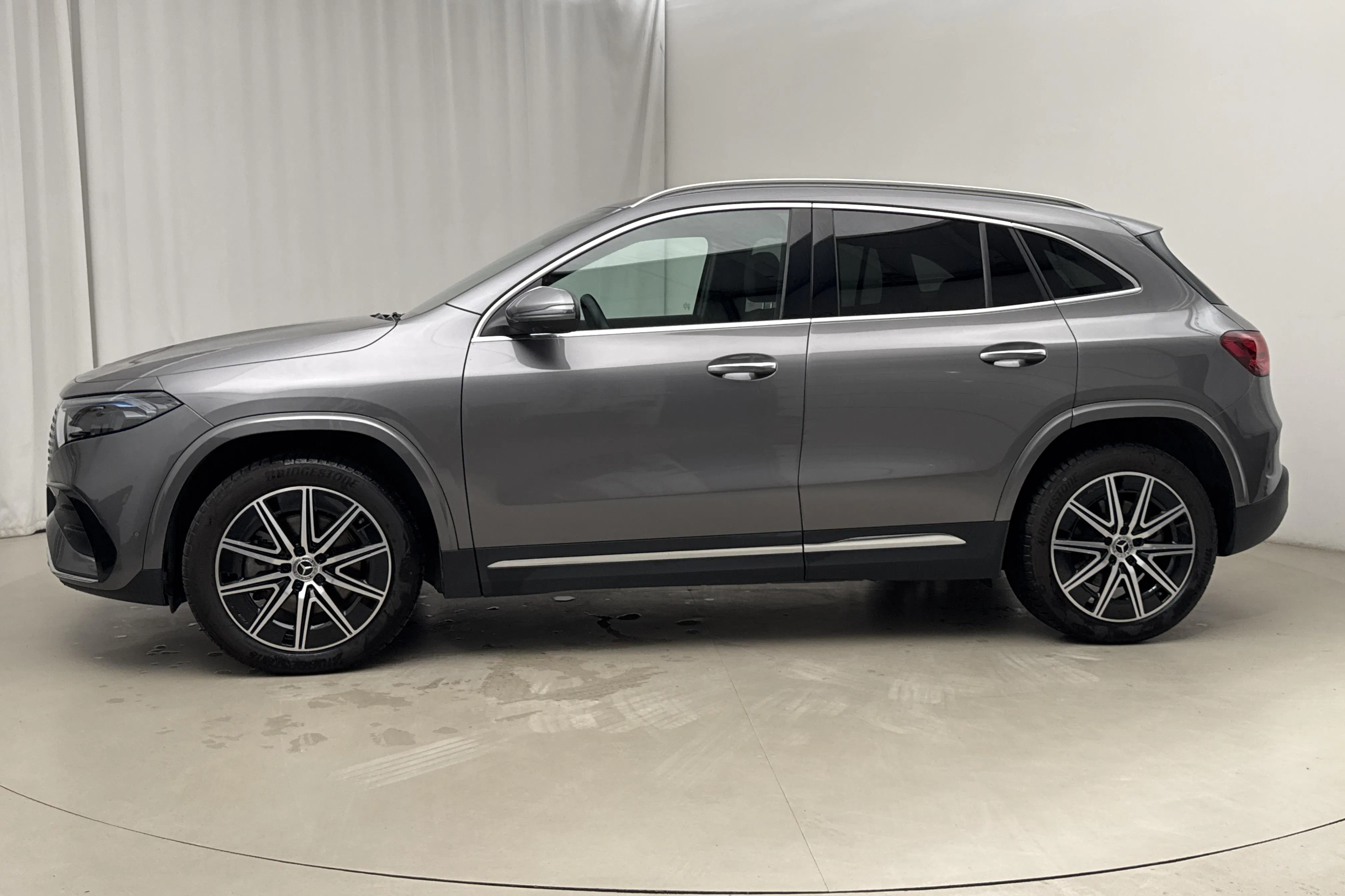 Presentationsfoto 2 av 22: Mercedes EQA 300 4Matic H243 (228hk) - 1 693 mil - Automat - Mörkgrå - 2024