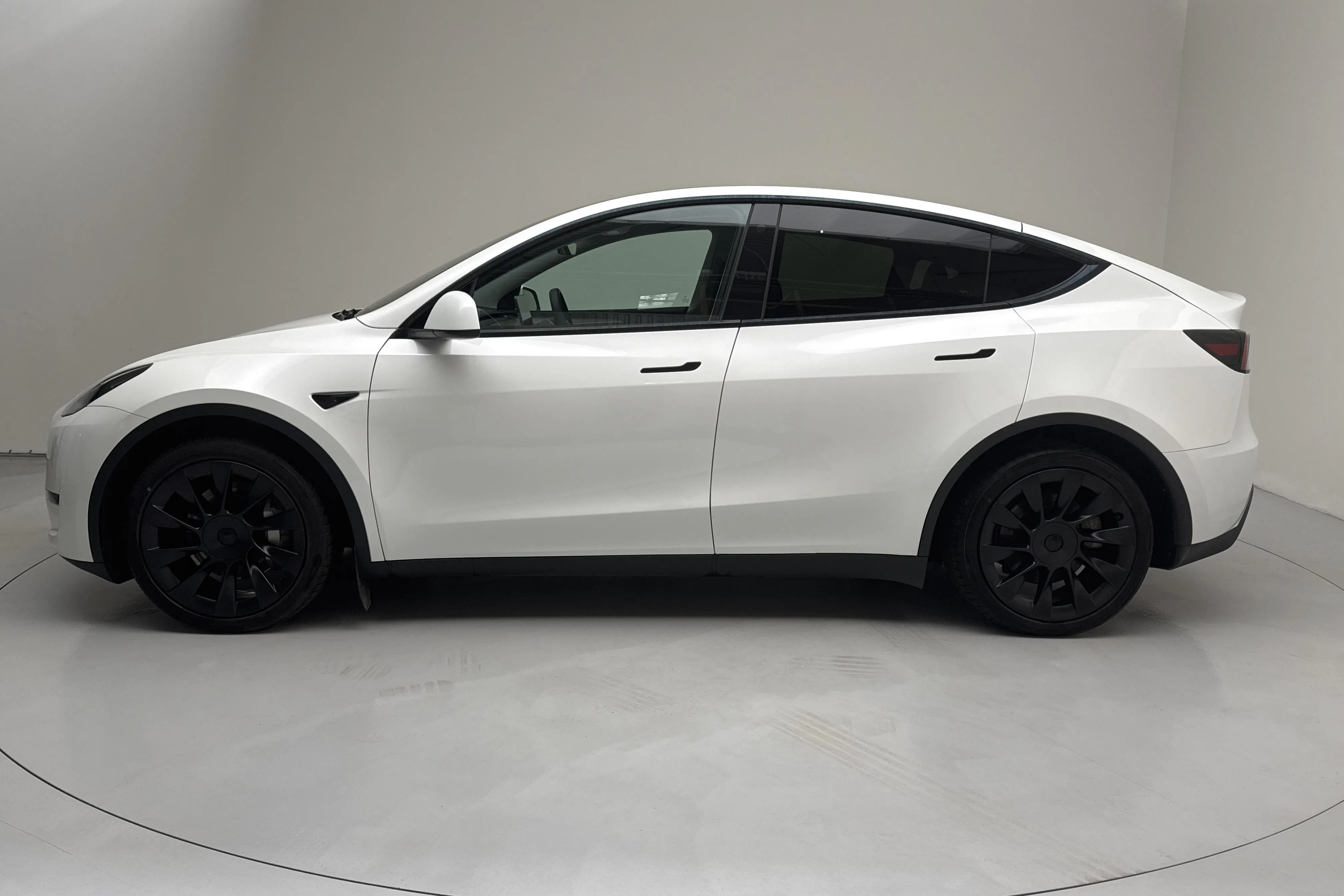 Presentationsfoto 2 av 19: Tesla Model Y Long Range Dual Motor AWD - 7 465 mil - Automat - vit - 2023