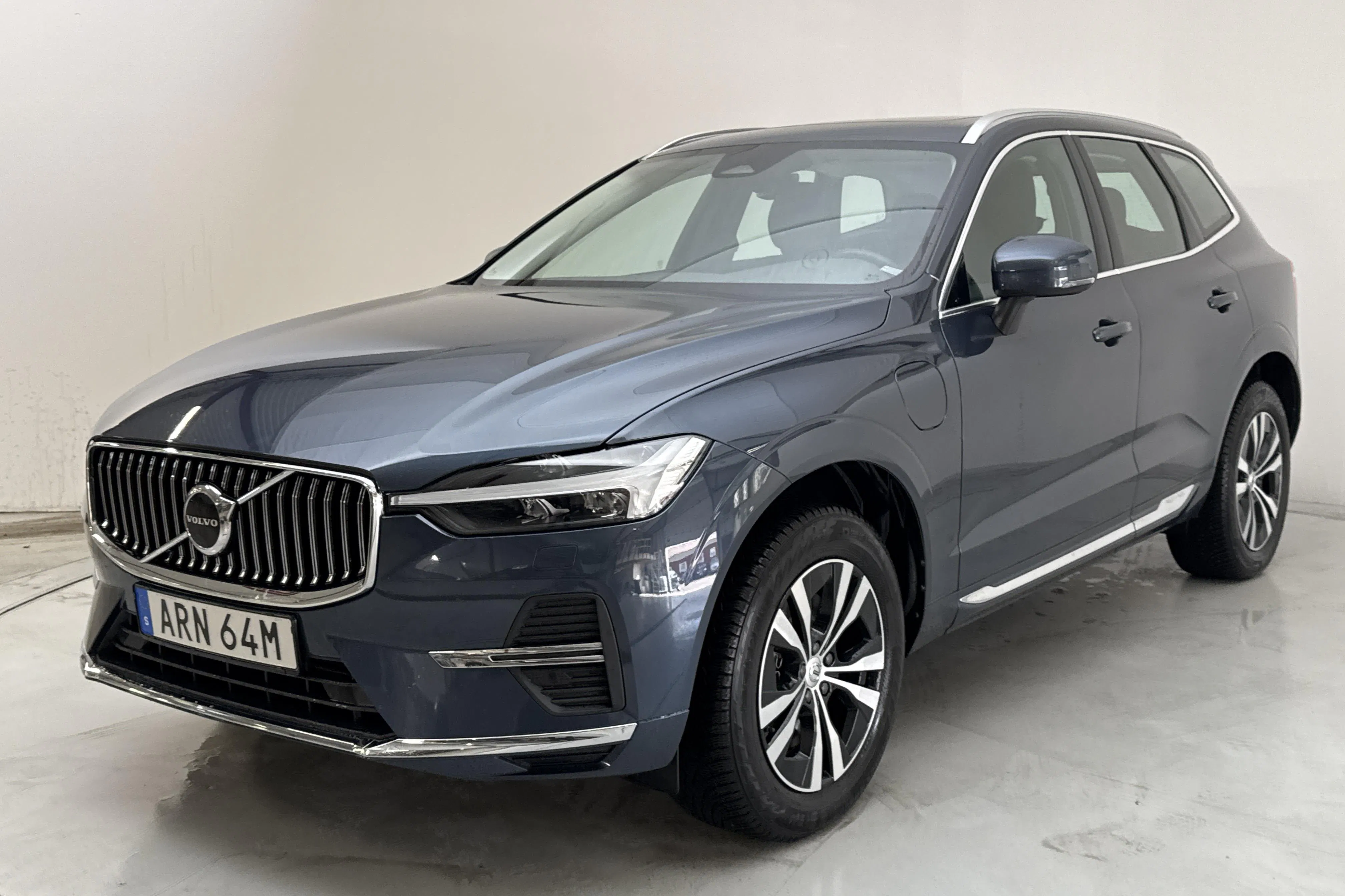 Presentationsfoto 1 av 17: Volvo XC60 T6 AWD Recharge (350hk) - 7 087 mil - Automat - Mörkblå - 2024