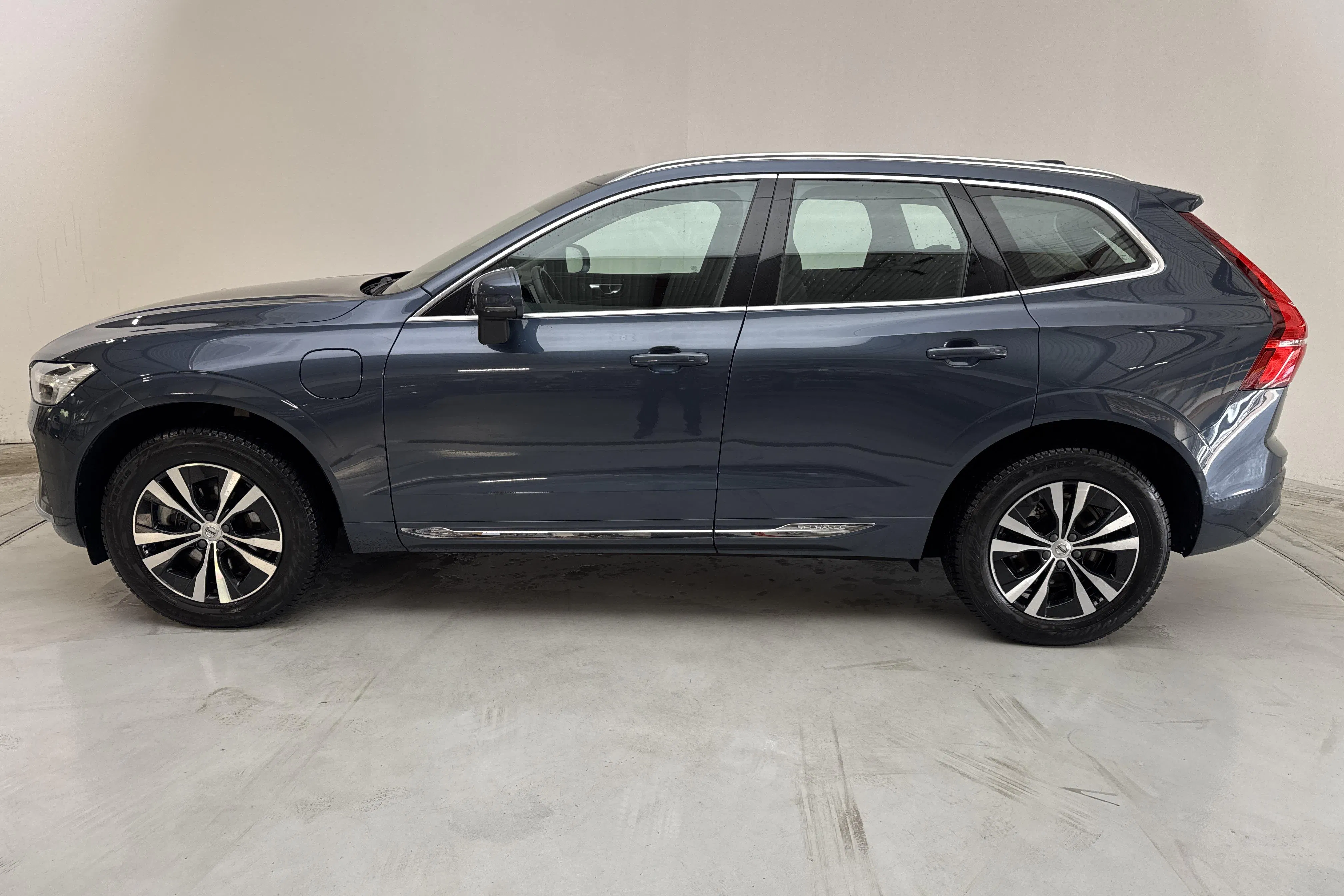 Presentationsfoto 2 av 17: Volvo XC60 T6 AWD Recharge (350hk) - 7 087 mil - Automat - Mörkblå - 2024
