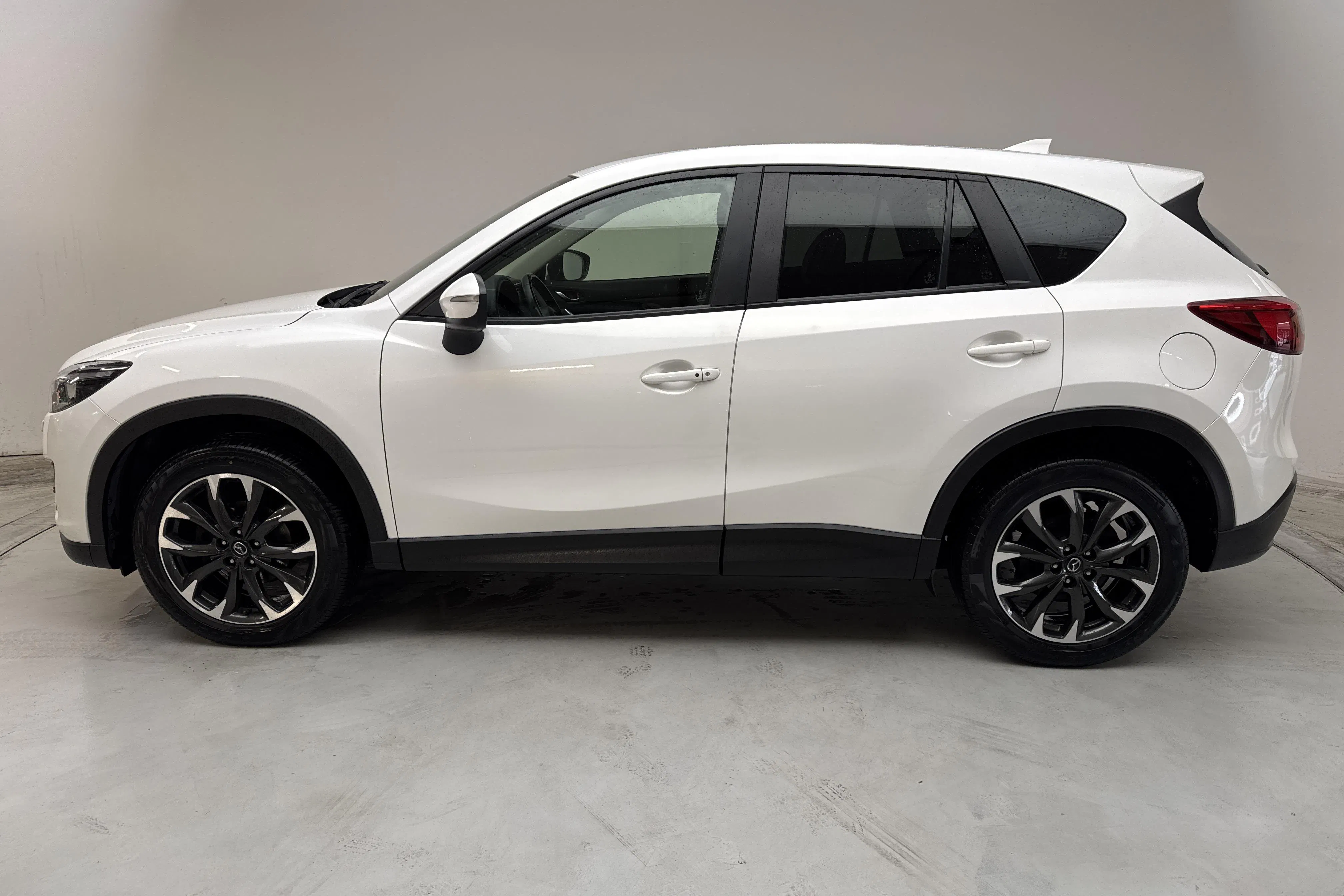 Presentationsfoto 2 av 13: Mazda CX-5 2.2 DE AWD (175hk) - 17 858 mil - Automat - vit - 2016