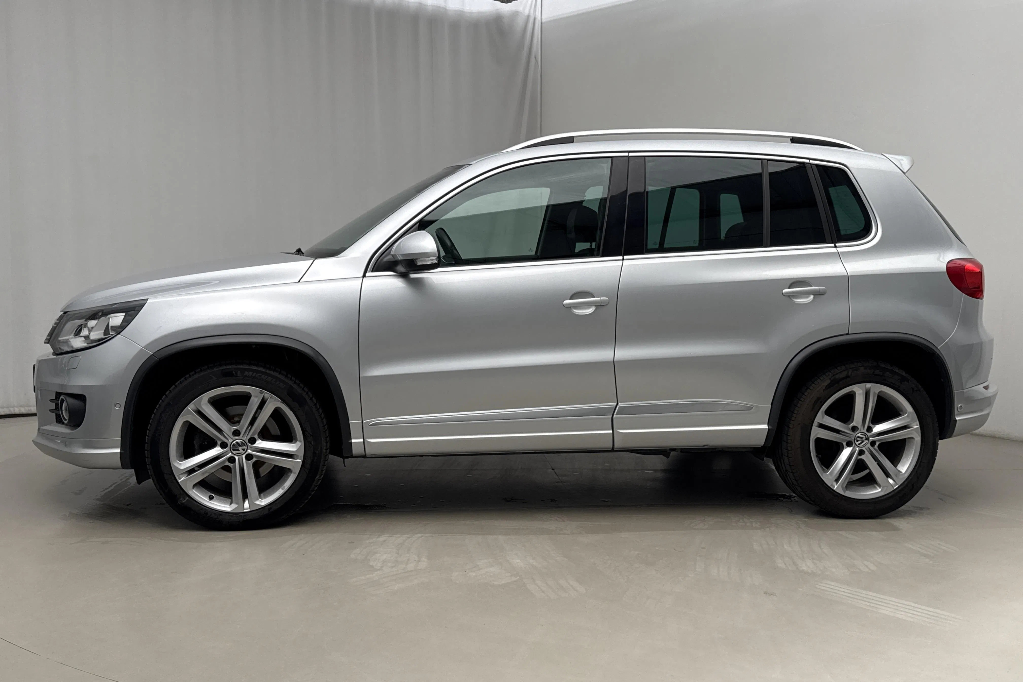 Presentationsfoto 2 av 21: VW Tiguan 2.0 TDI 4MOTION BlueMotion Technology (184hk) - 6 545 mil - Automat - silver - 2016